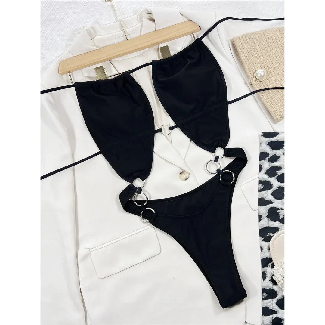 Μαγιό Με Κοπή Και Μεταλλικούς Κρίκους