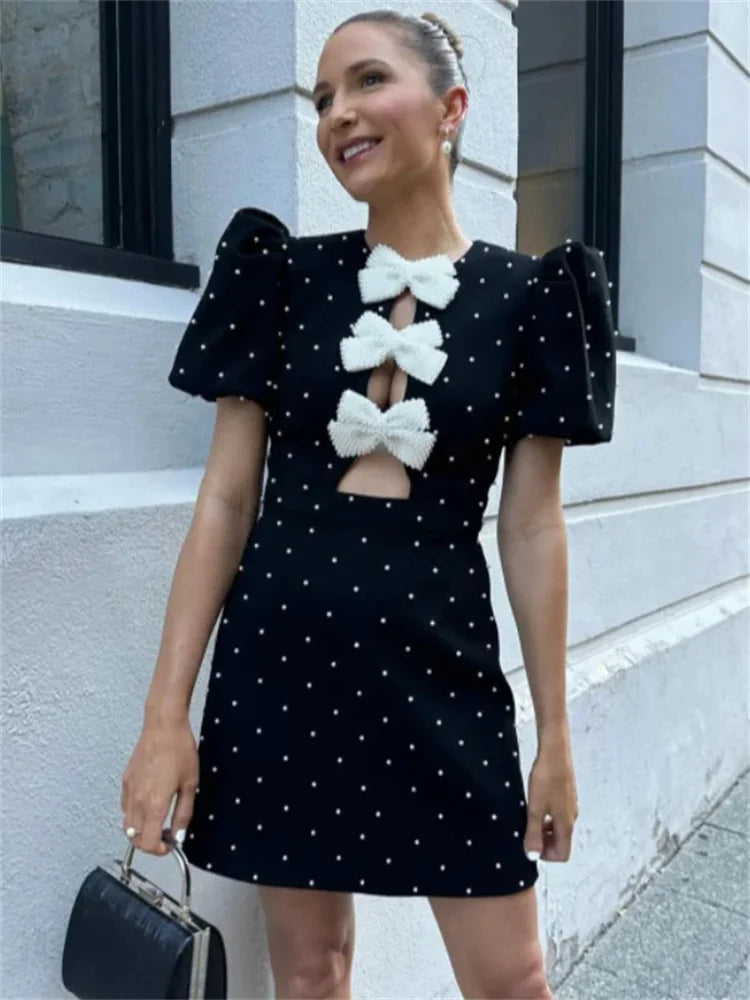 Μίνι Φόρεμα Με Πουά Μανίκια Και Σχέδιο Στο Στήθος Με Λεπτομέρεια Στο Στήθος