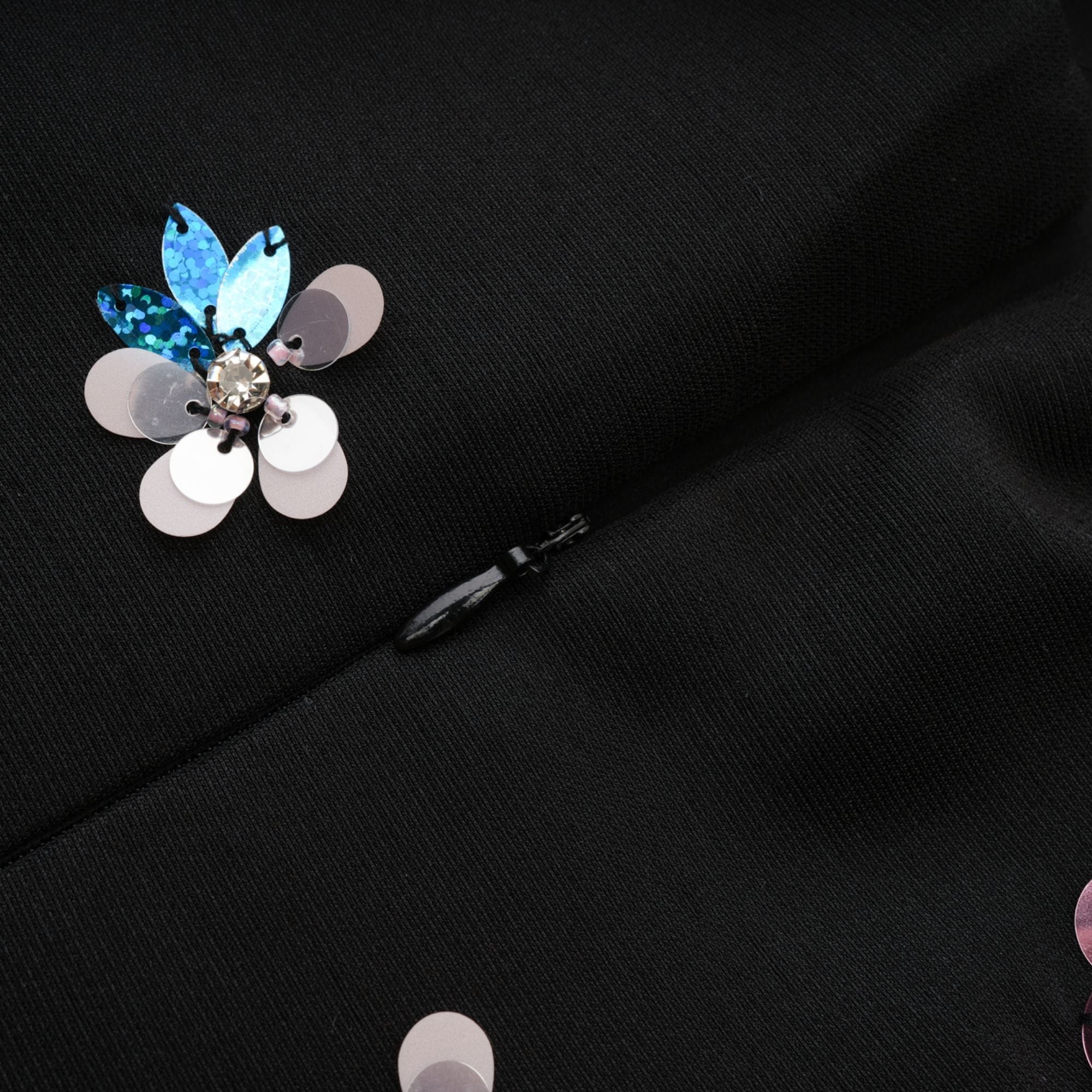 Μίνι Φόρεμα Με Κέντημα Roseline Και Λαιμόκοψη Halter