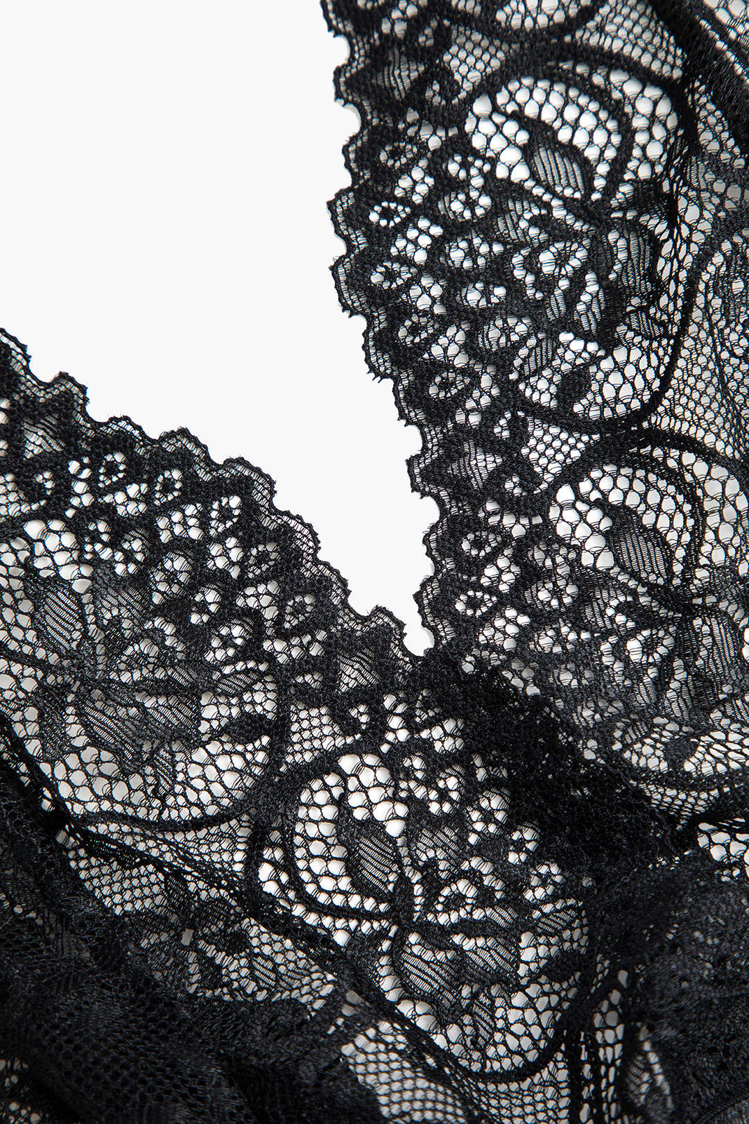 Σετ Καλτσοδέτας Με Ντεκολτέ Και Κοψίματα Από Απλή Δαντέλα