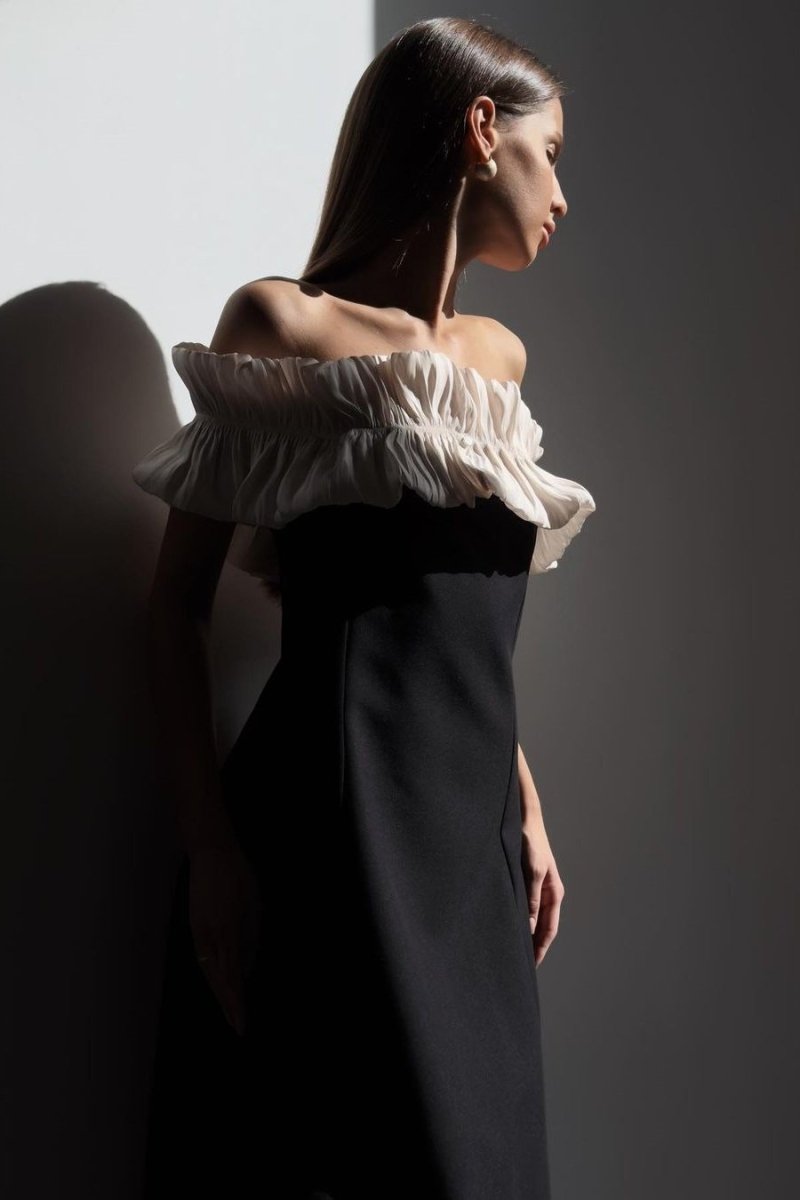 Μακρύ Φόρεμα Bonnie Με Έξω Τους Ώμους Και Βολάν