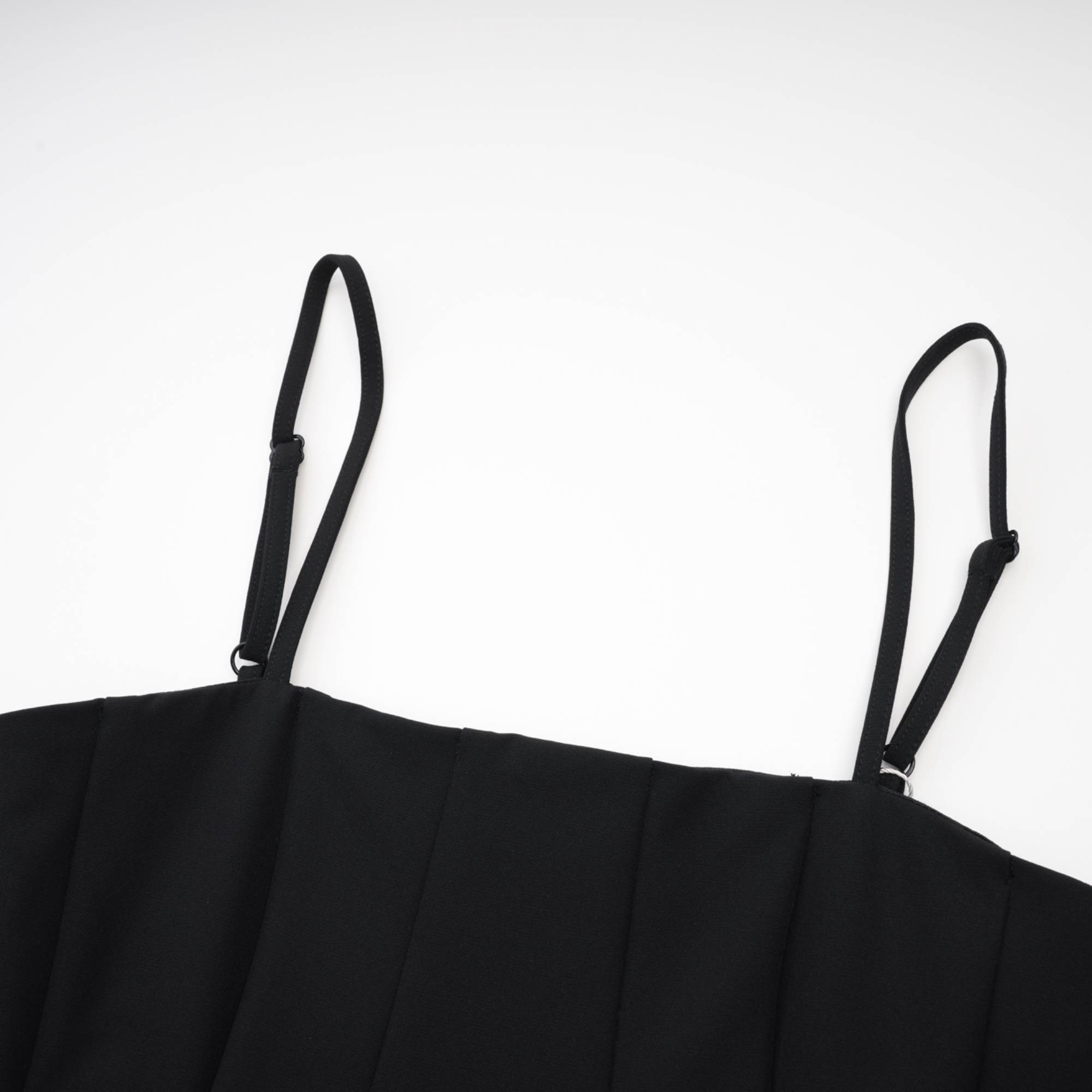 Μαύρο Φόρεμα Μίντι Με Ανοιχτή Πλάτη Cendrine Με Πτυχώσεις