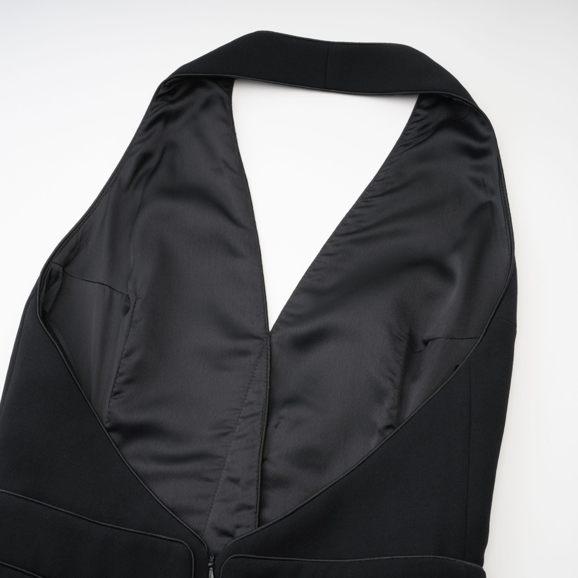 Μαύρο Μίνι Φόρεμα Με Λαιμόκοψη Και Τιράντες