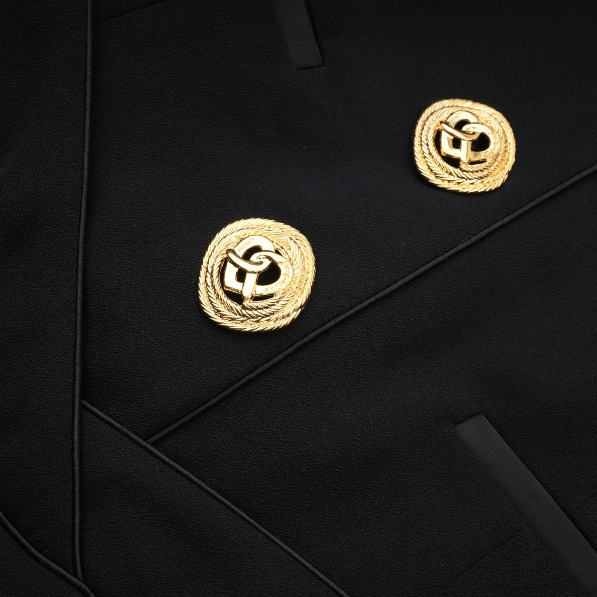 Μαύρο Μίνι Φόρεμα Με Λαιμόκοψη Και Τιράντες