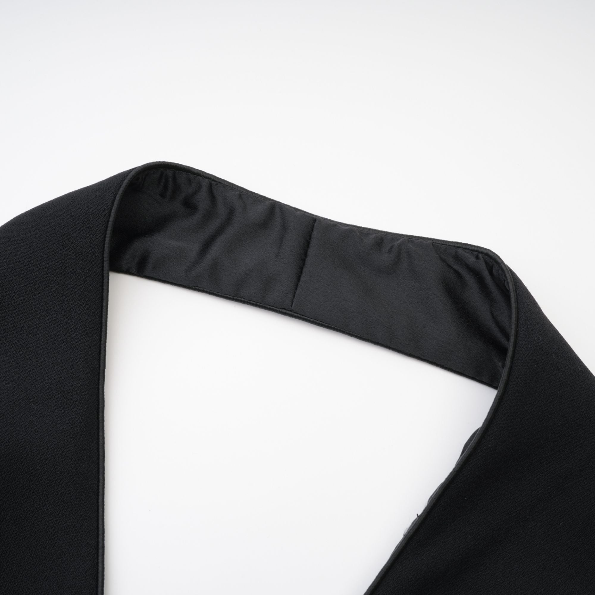 Μαύρο Μίνι Φόρεμα Με Λαιμόκοψη Και Τιράντες