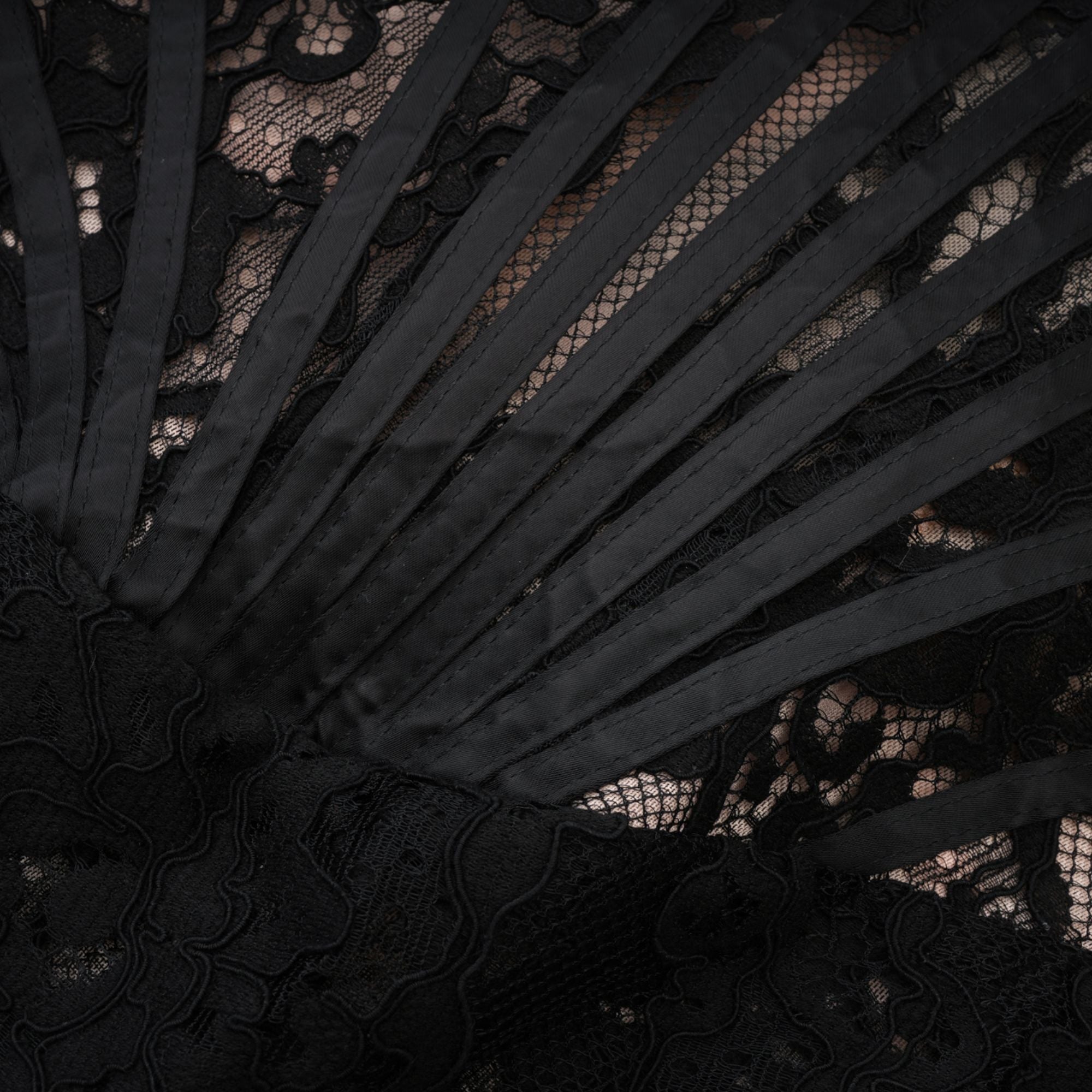 Μίνι Φόρεμα Kylitha Με Μαύρη Δαντέλα Και Κορδέλα