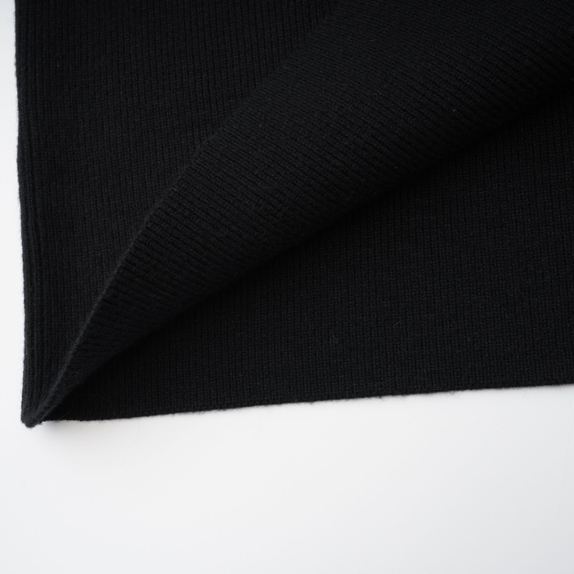 Φόρεμα Με Γούνινη Λεπτομέρεια Και Έξω Τους Ώμους Madeleine