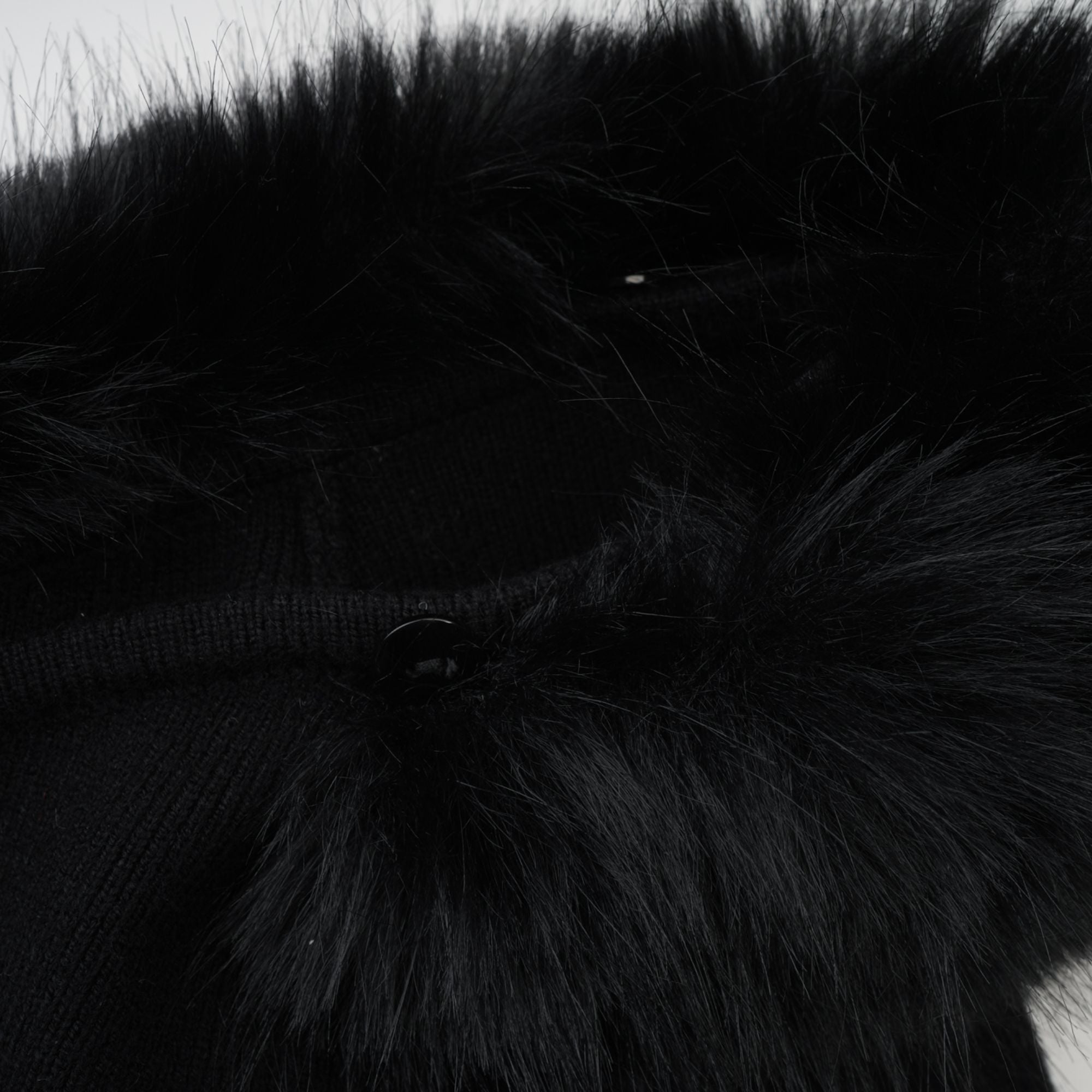 Φόρεμα Με Γούνινη Λεπτομέρεια Και Έξω Τους Ώμους Madeleine