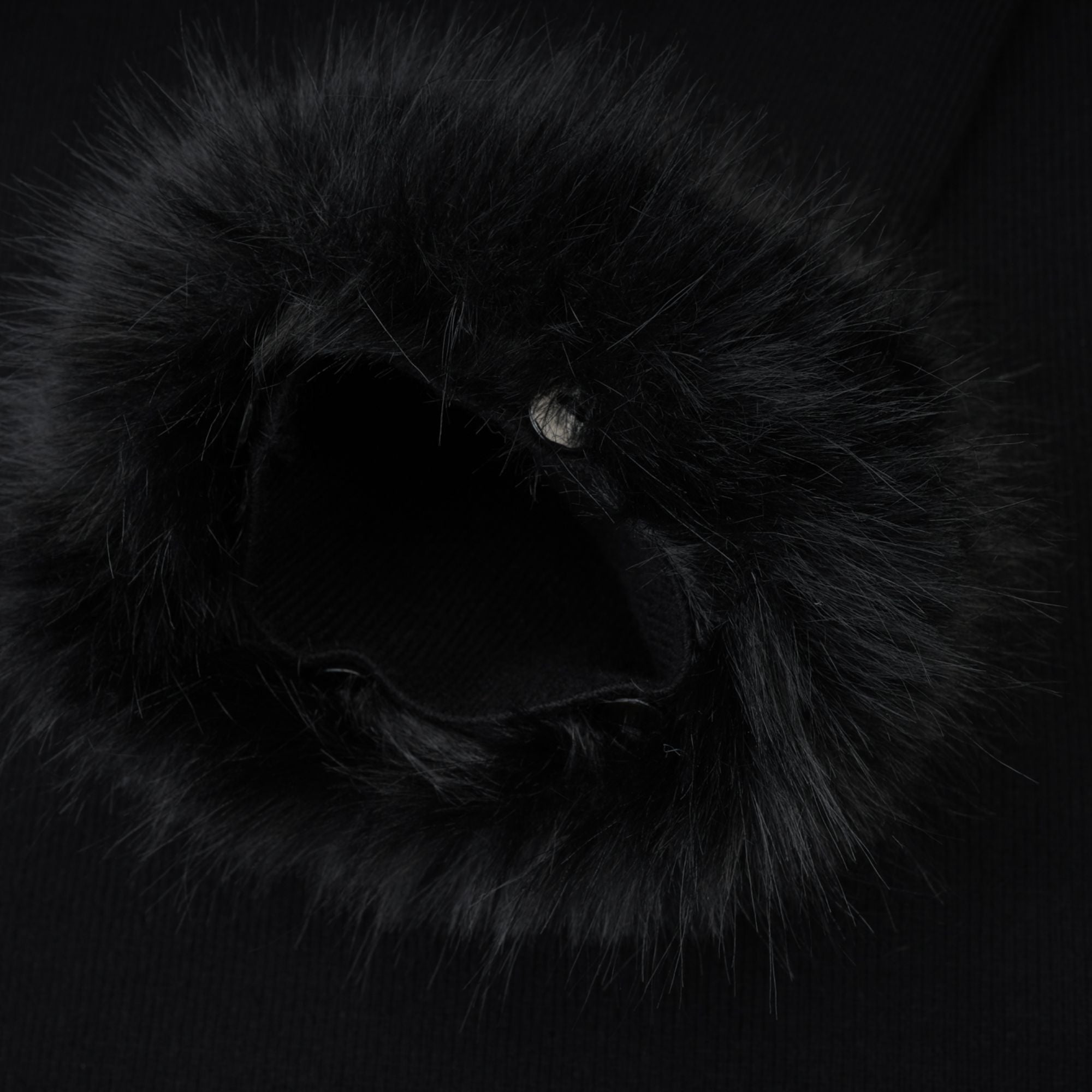 Φόρεμα Με Γούνινη Λεπτομέρεια Και Έξω Τους Ώμους Madeleine