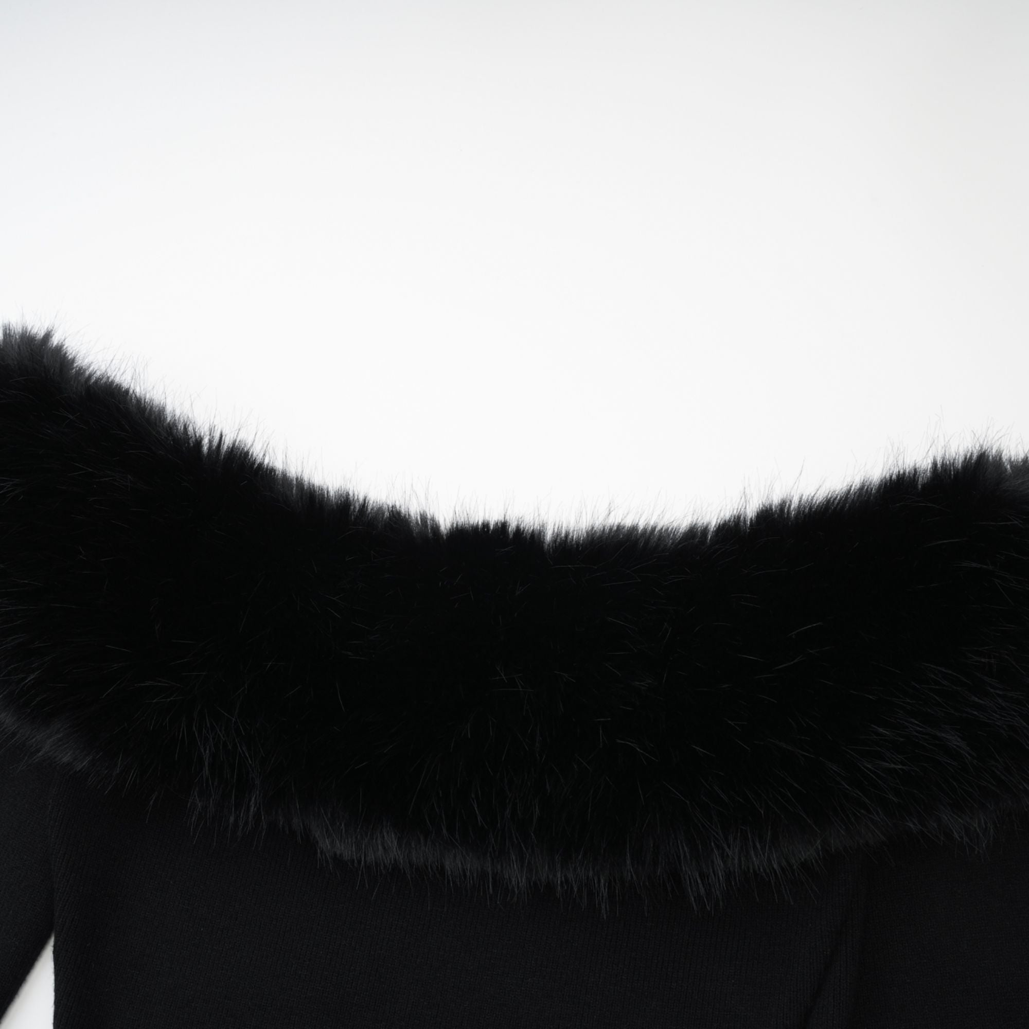 Φόρεμα Με Γούνινη Λεπτομέρεια Και Έξω Τους Ώμους Madeleine