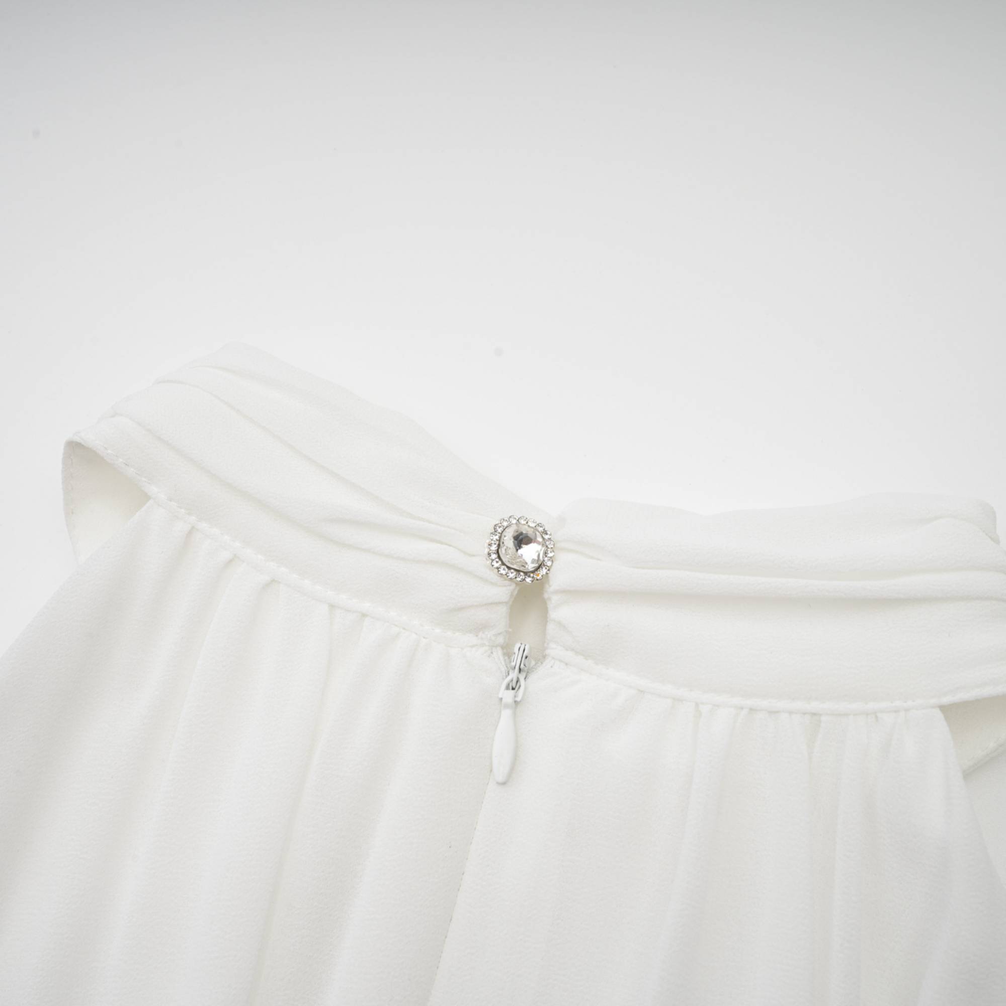 Φόρεμα Με Βελούδινη Λευκή Φούστα Και Λουλουδάτες Τιράντες