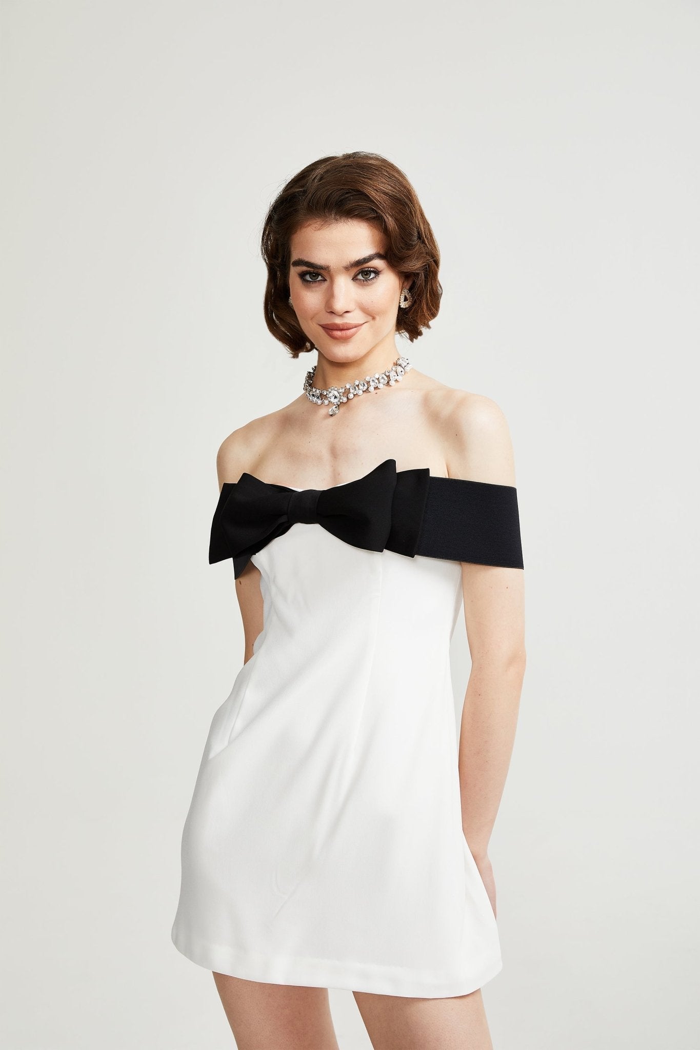 Μίνι Φόρεμα Με Ροζ Φιόγκο Και Λεπτομέρειες Από Φιόγκο