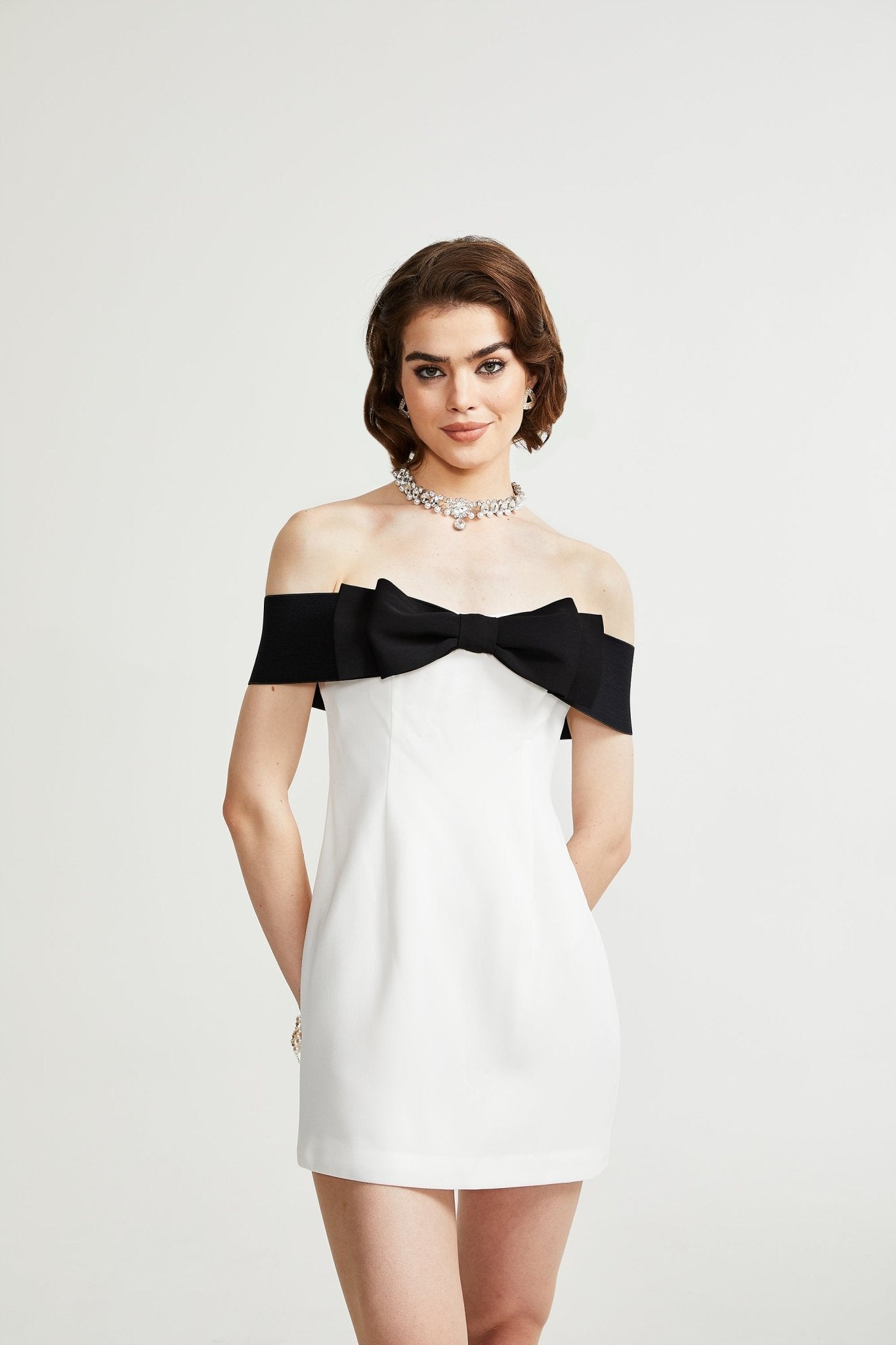 Μίνι Φόρεμα Με Ροζ Φιόγκο Και Λεπτομέρειες Από Φιόγκο