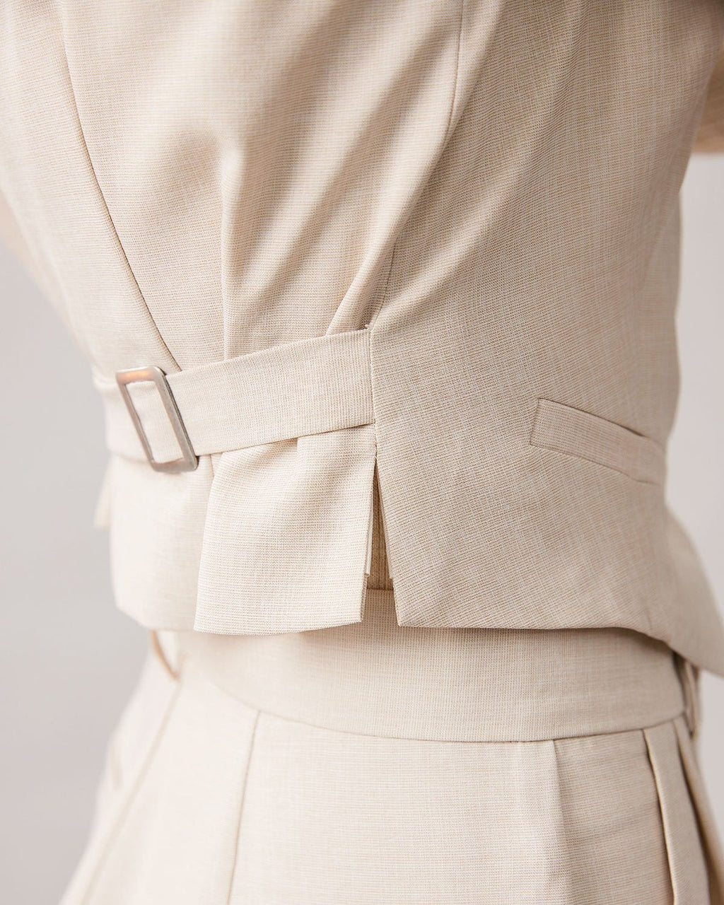 Μπεζ Γιλέκο Με Στρογγυλή Λαιμόκοψη Και Κουμπιά