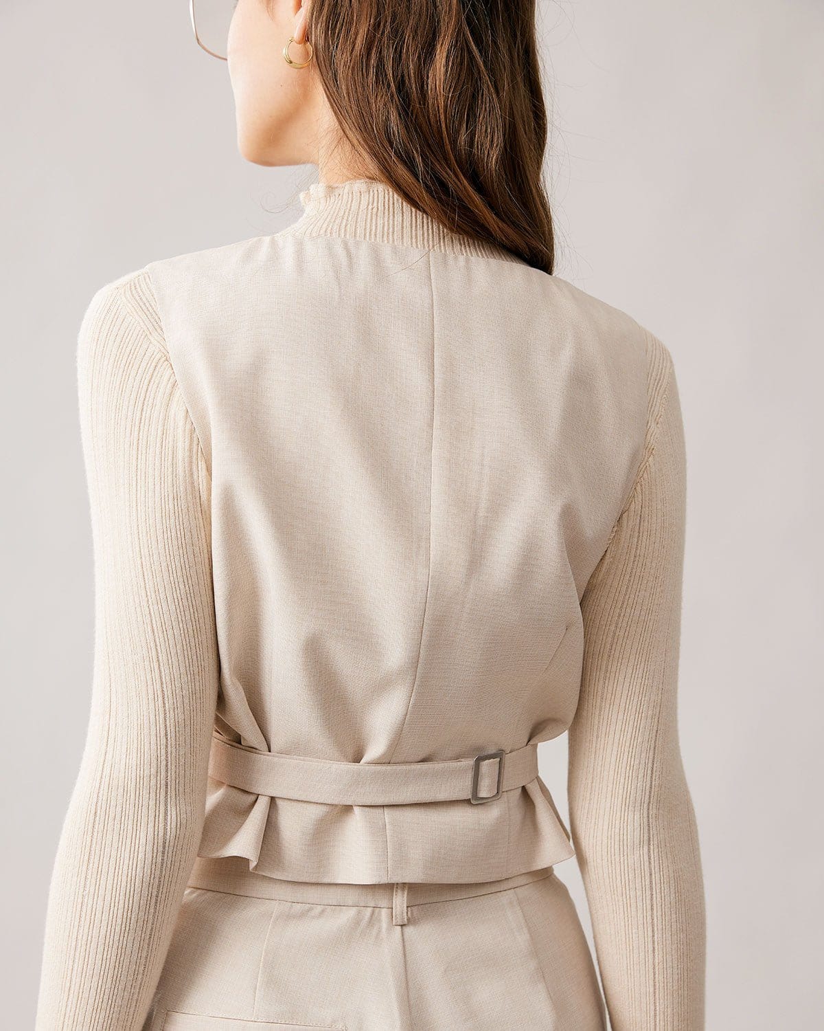 Μπεζ Γιλέκο Με Στρογγυλή Λαιμόκοψη Και Κουμπιά