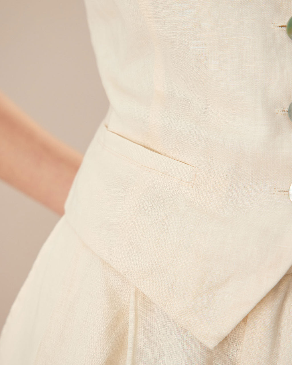 Μπεζ Λινό Γιλέκο Με Κουμπιά Και Λαιμόκοψη V