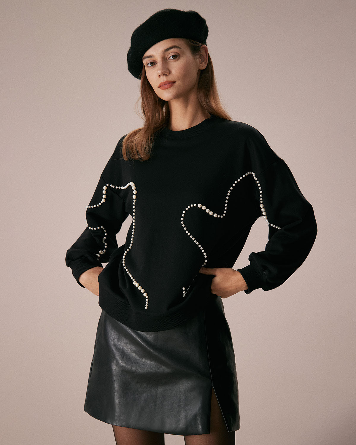 Μαύρο Φούτερ Με Στρογγυλή Λαιμόκοψη Και Λεπτομέρειες Από Πέρλες Με Λεπτομέρειες Από Πέρλες
