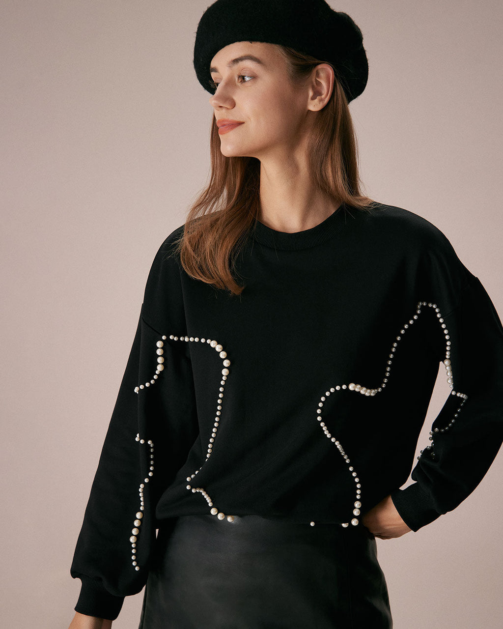 Μαύρο Φούτερ Με Στρογγυλή Λαιμόκοψη Και Λεπτομέρειες Από Πέρλες Με Λεπτομέρειες Από Πέρλες