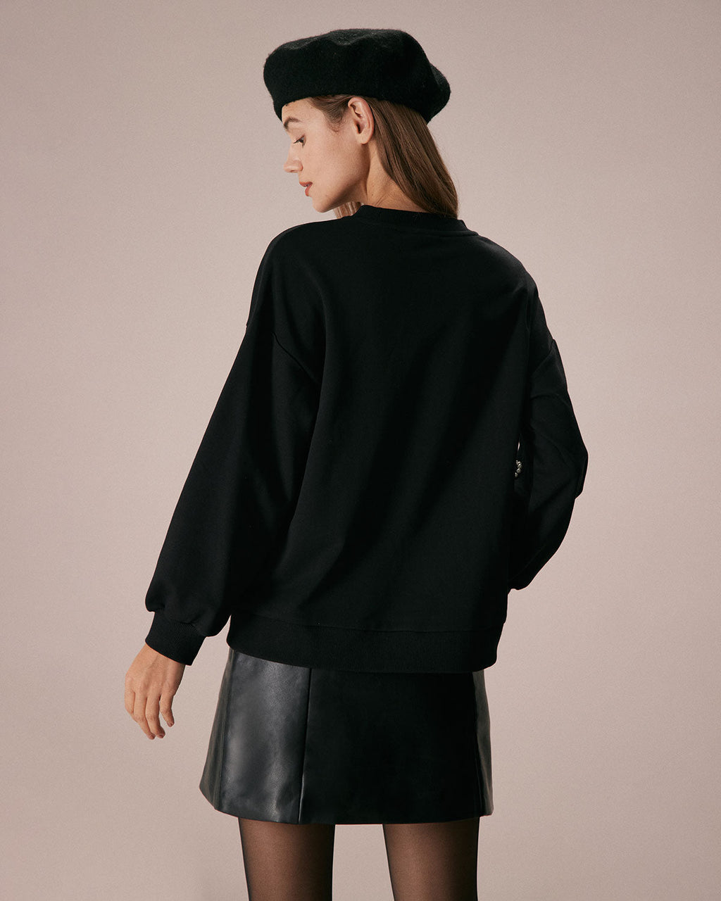 Μαύρο Φούτερ Με Στρογγυλή Λαιμόκοψη Και Λεπτομέρειες Από Πέρλες Με Λεπτομέρειες Από Πέρλες