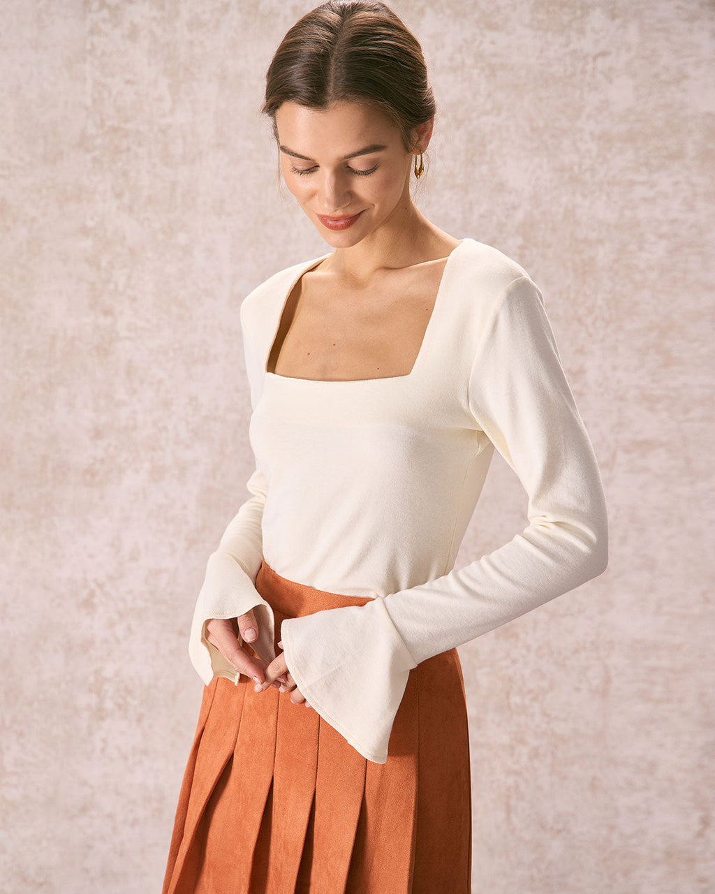 Μπεζ T-Shirt Με Τετράγωνη Λαιμόκοψη Και Βολάν Στα Μανίκια