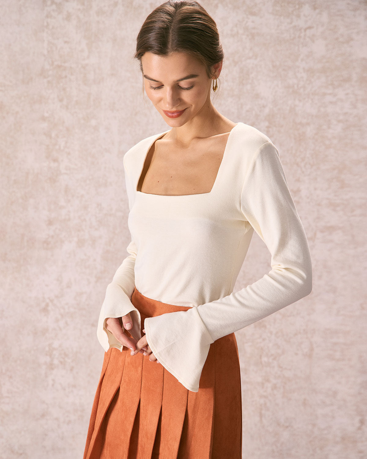 Μπεζ T-Shirt Με Τετράγωνη Λαιμόκοψη Και Βολάν Στα Μανίκια