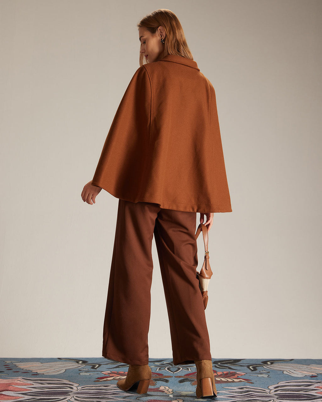 Καφέ Κάπα Με Ένα Κουμπί Και Λεπτομέρειες Στο Γιακά