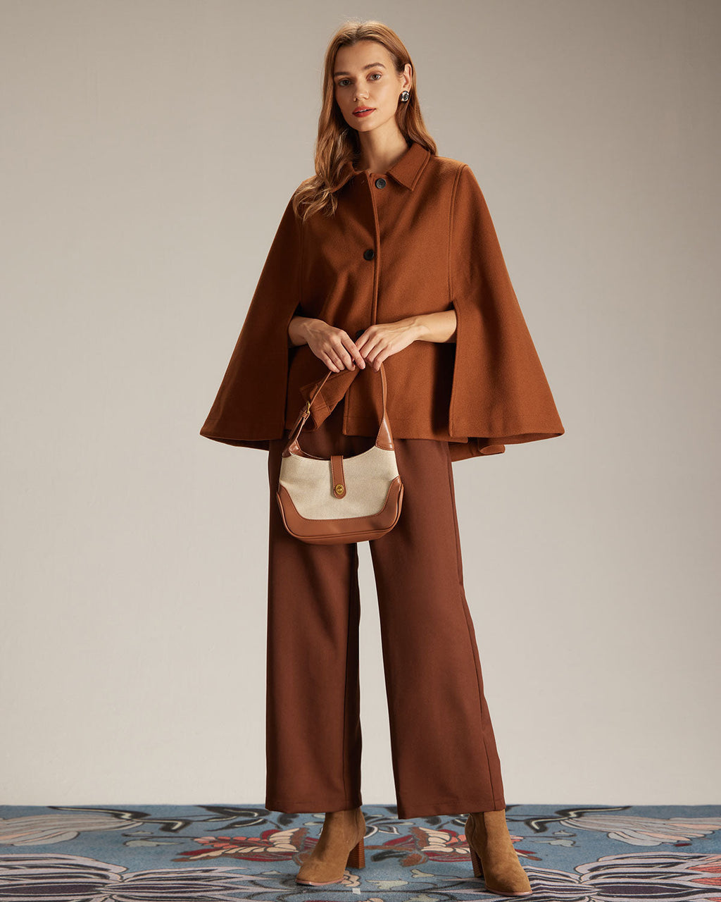 Καφέ Κάπα Με Ένα Κουμπί Και Λεπτομέρειες Στο Γιακά