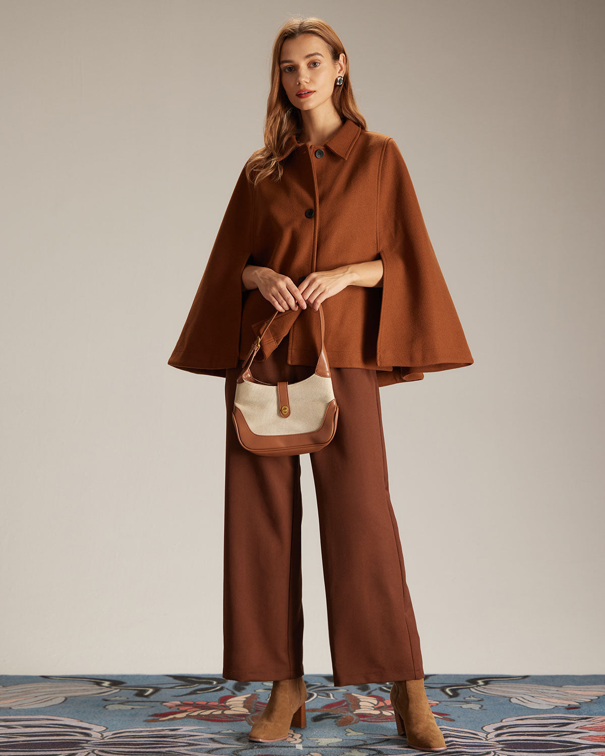 Καφέ Κάπα Με Ένα Κουμπί Και Λεπτομέρειες Στο Γιακά