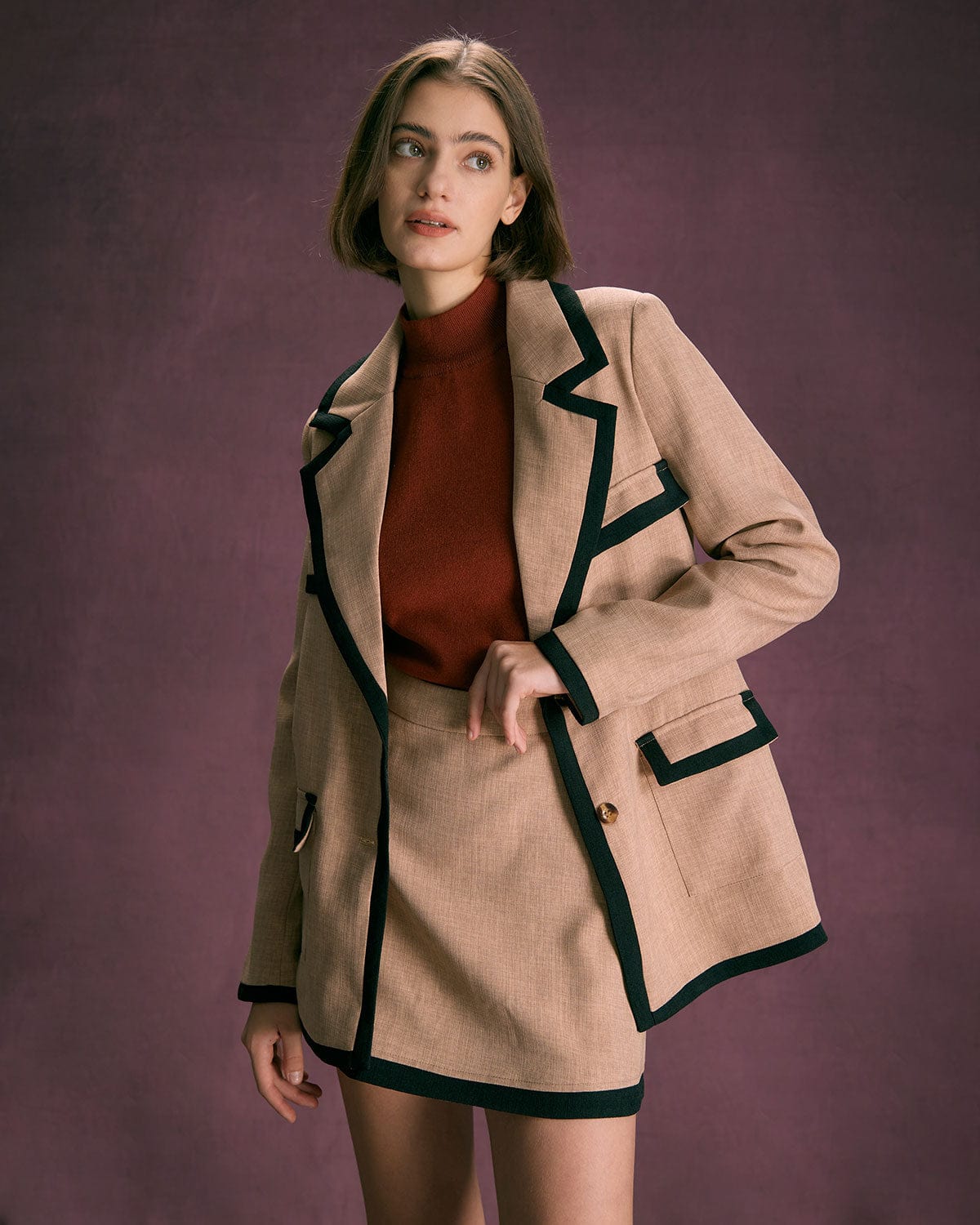 Χακί Σακάκι Με Ρίγες Και Κουμπιά Σε Αντίθεση Με Γιακά