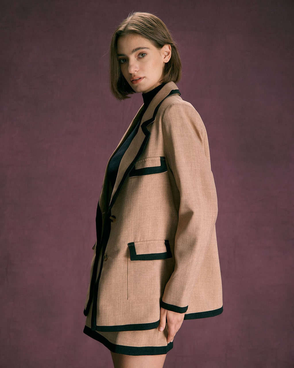 Χακί Σακάκι Με Ρίγες Και Κουμπιά Σε Αντίθεση Με Γιακά