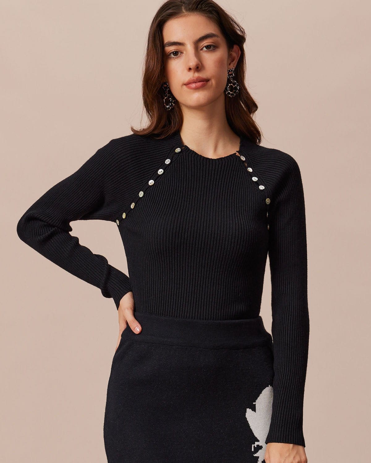 Μαύρο Πλεκτό Τοπ Με Στρογγυλή Λαιμόκοψη Και Κουμπιά Και Ριμπ Ύφανση