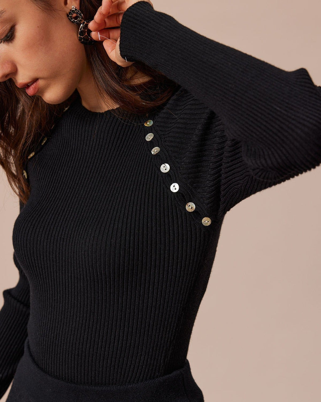 Μαύρο Πλεκτό Τοπ Με Στρογγυλή Λαιμόκοψη Και Κουμπιά Και Ριμπ Ύφανση