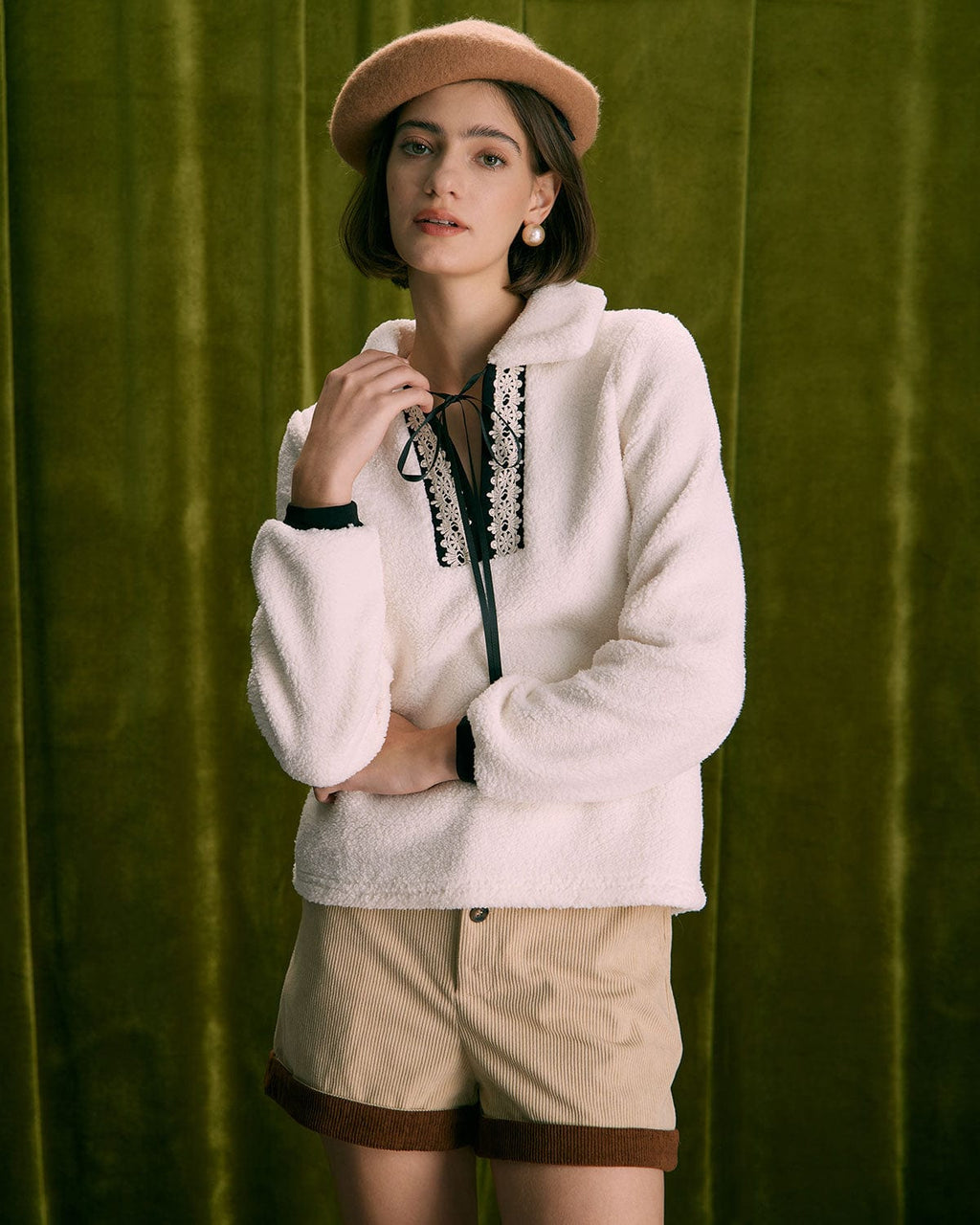 Μπεζ Φούτερ Με V Λαιμόκοψη Και Patched Teddy