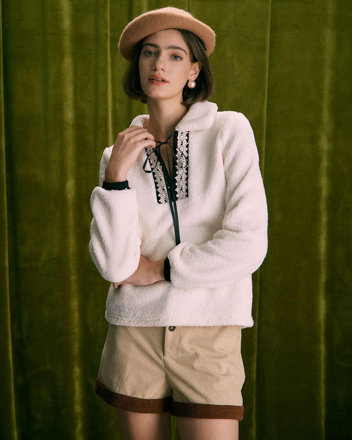 Μπεζ Φούτερ Με V Λαιμόκοψη Και Patched Teddy