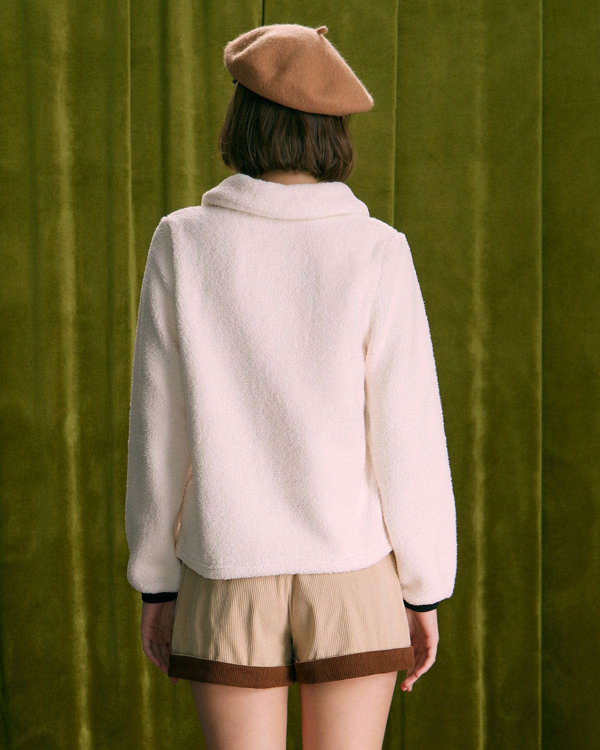 Μπεζ Φούτερ Με V Λαιμόκοψη Και Patched Teddy