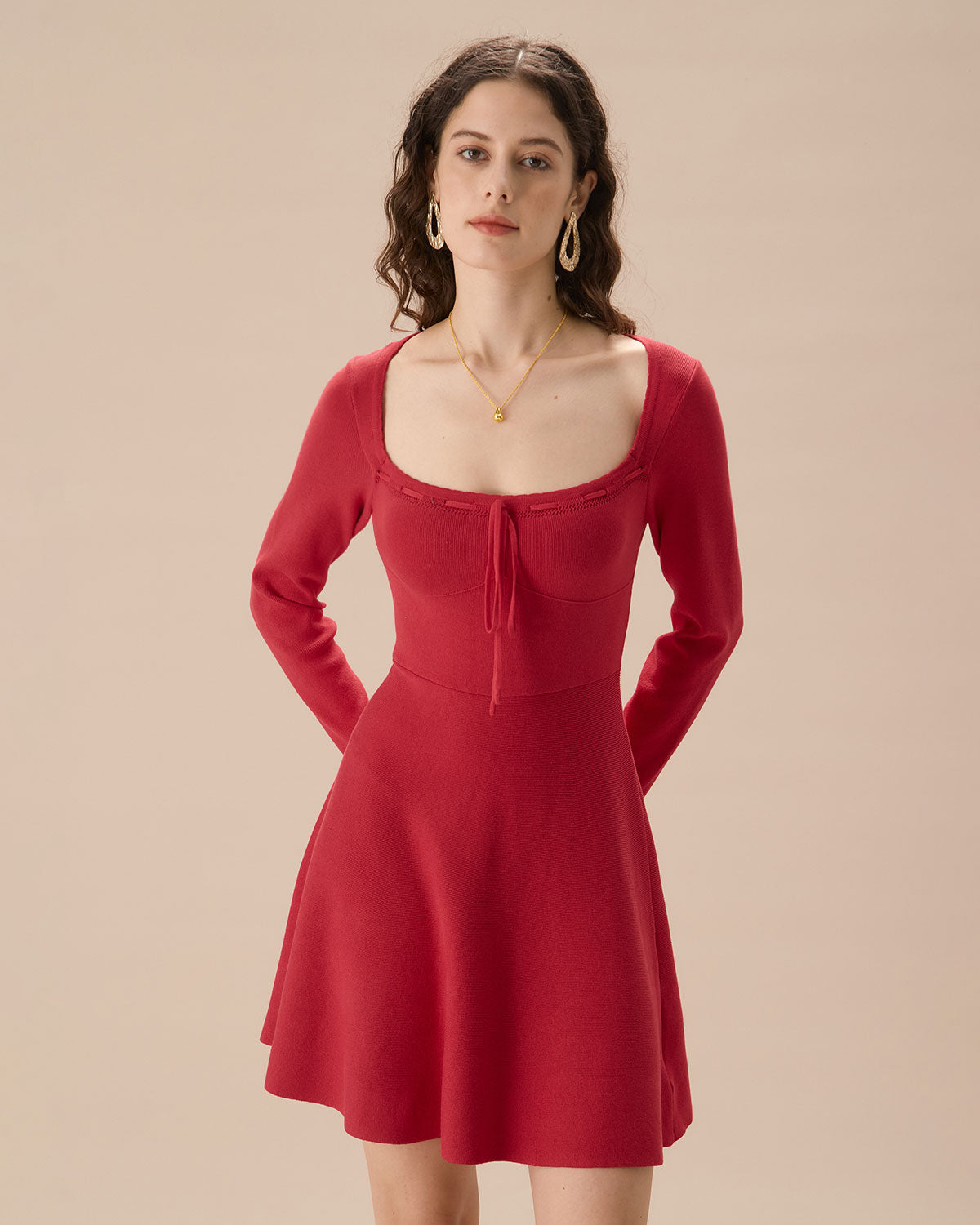 Μίνι Φόρεμα Με Κόκκινο Τετράγωνο Ντεκολτέ Και Πουλόβερ