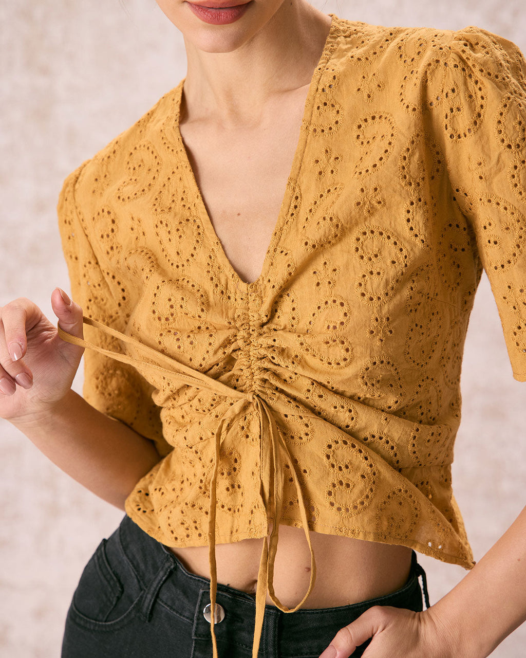 Κίτρινο Μπλουζάκι Με V Λαιμόκοψη Και Κεντημένες Λεπτομέρειες Και Δετά Κορδόνια