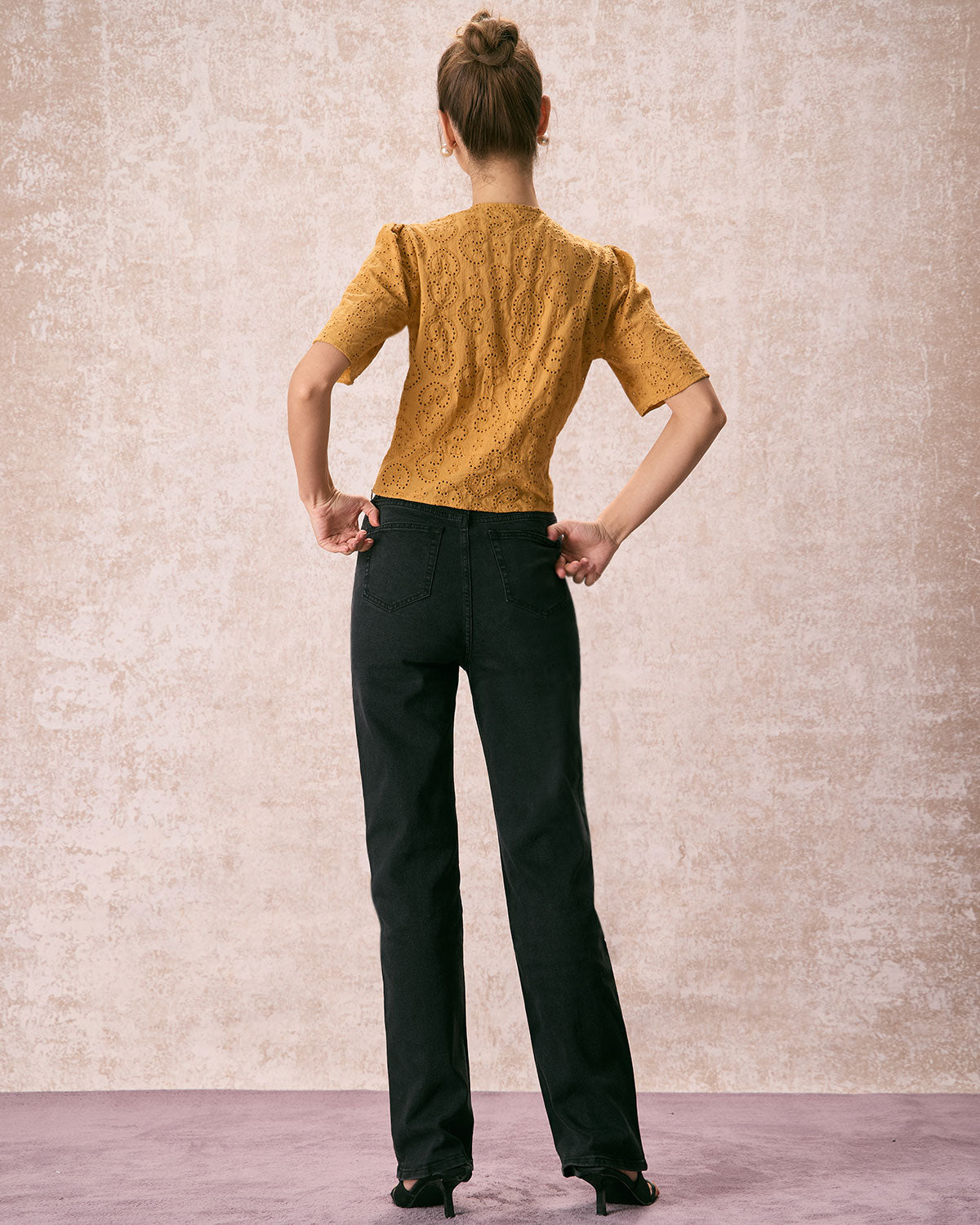 Κίτρινο Μπλουζάκι Με V Λαιμόκοψη Και Κεντημένες Λεπτομέρειες Και Δετά Κορδόνια