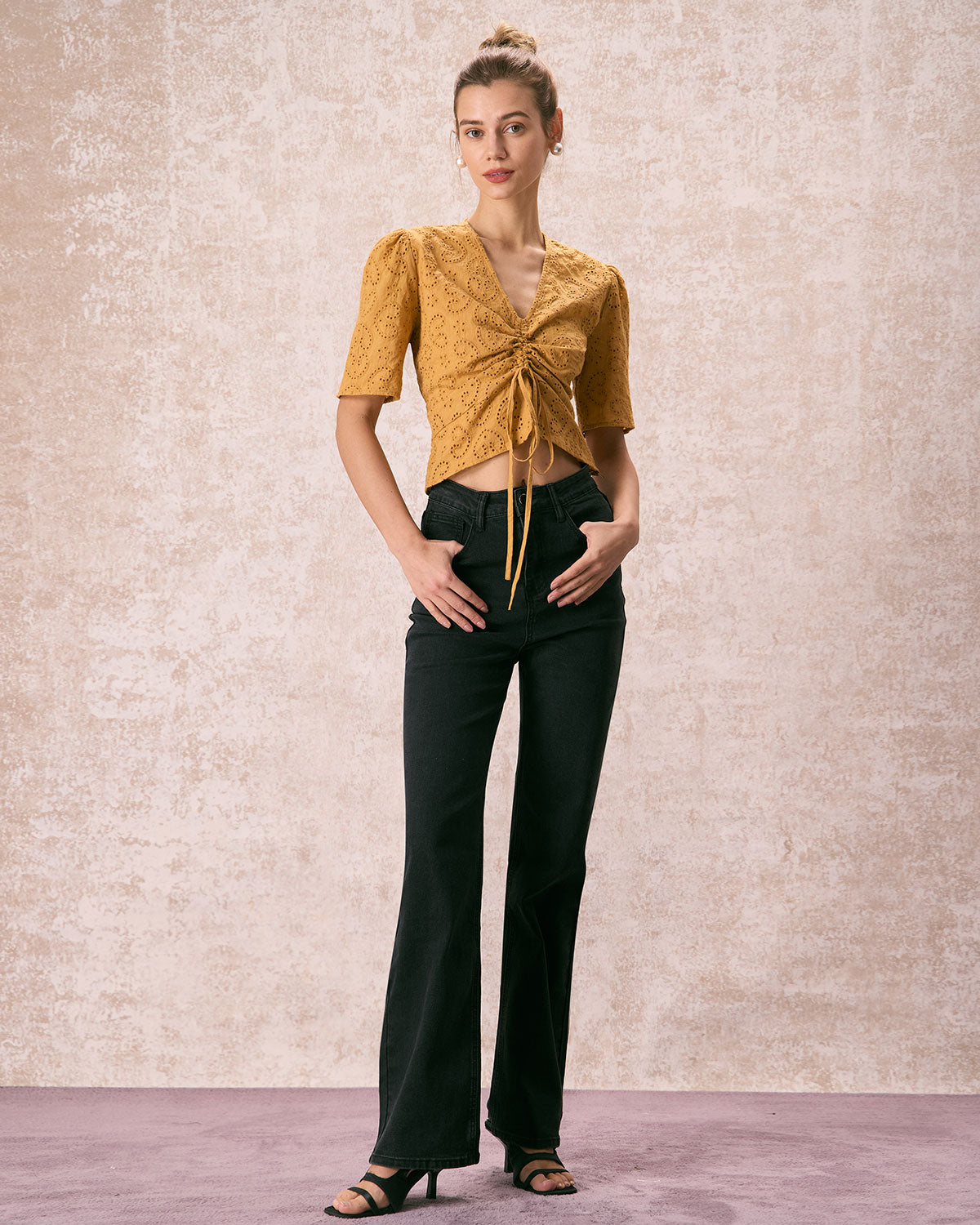 Κίτρινο Μπλουζάκι Με V Λαιμόκοψη Και Κεντημένες Λεπτομέρειες Και Δετά Κορδόνια