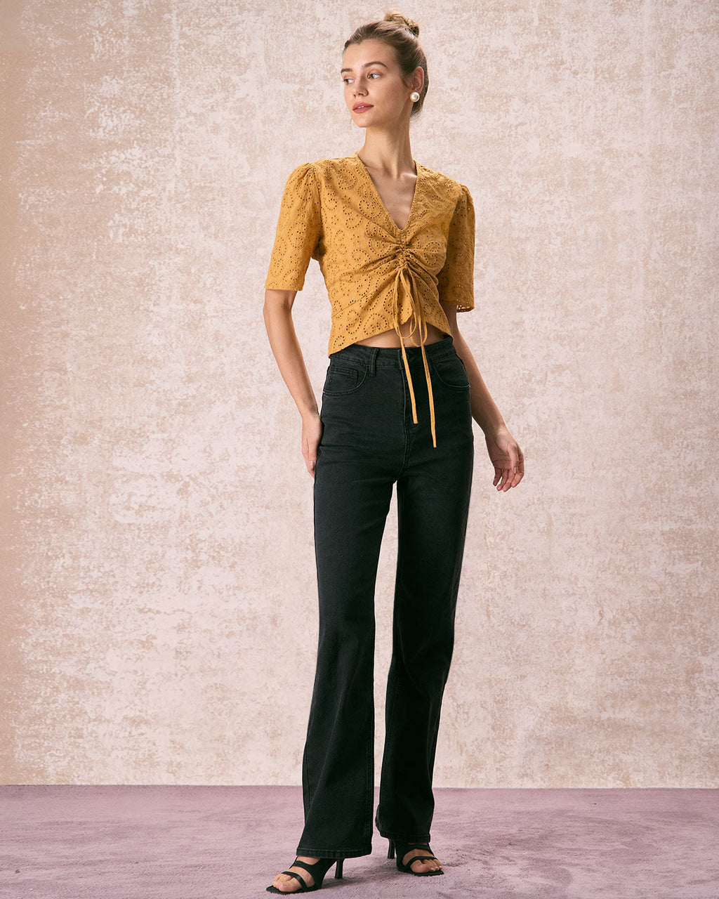 Κίτρινο Μπλουζάκι Με V Λαιμόκοψη Και Κεντημένες Λεπτομέρειες Και Δετά Κορδόνια