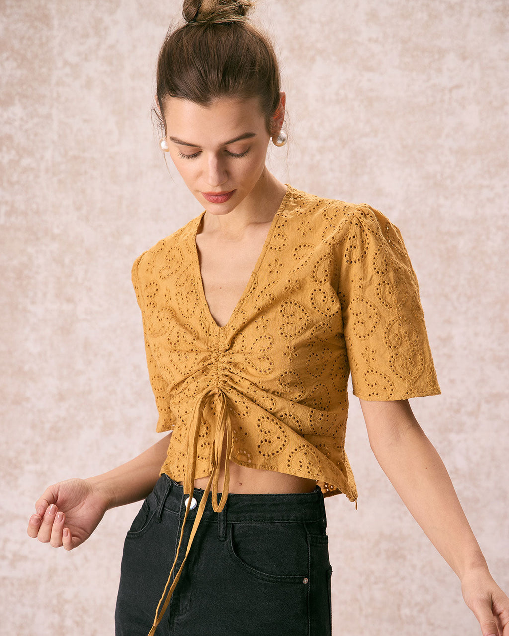 Κίτρινο Μπλουζάκι Με V Λαιμόκοψη Και Κεντημένες Λεπτομέρειες Και Δετά Κορδόνια
