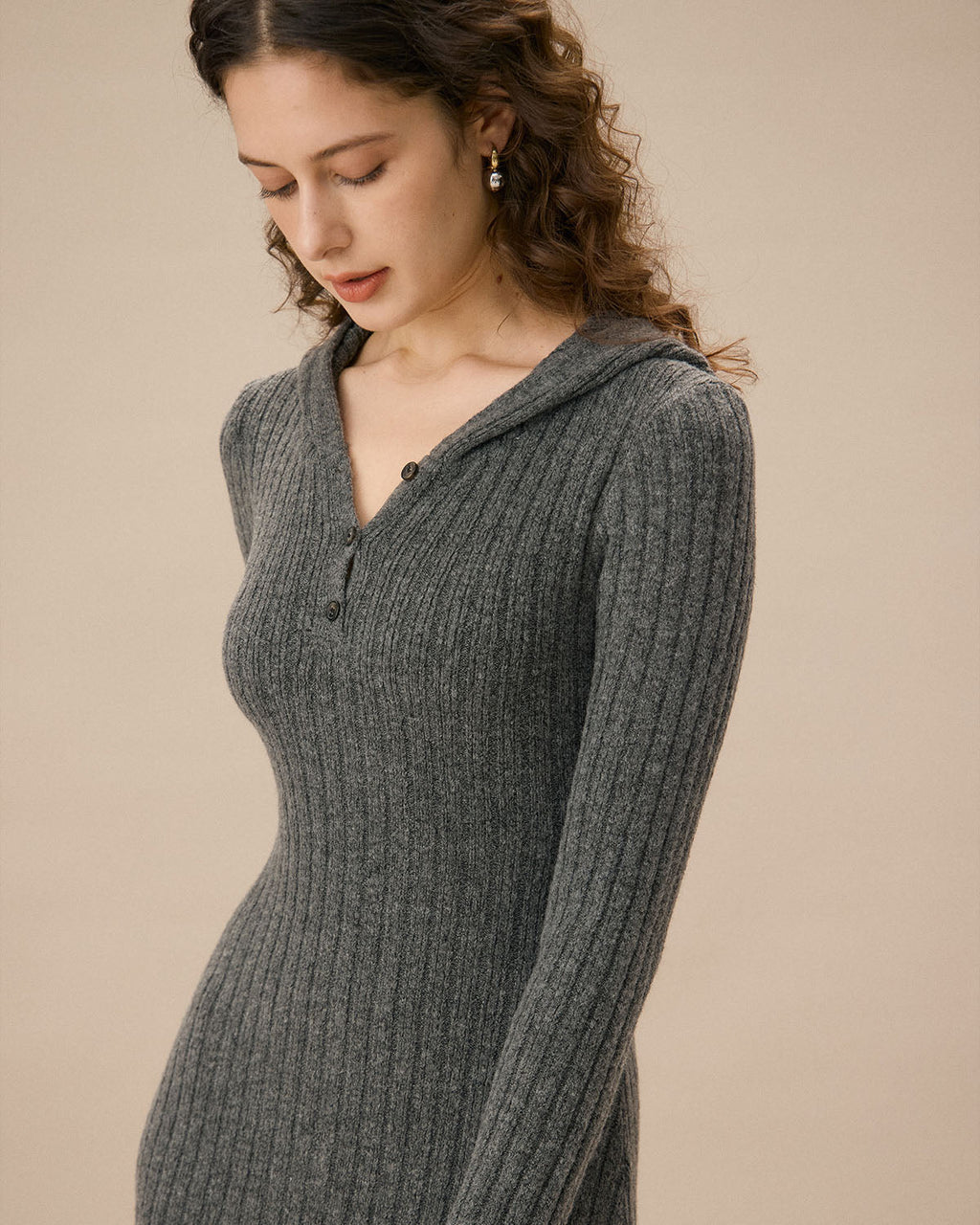 Γκρι Φόρεμα-Πουλόβερ Με V Λαιμόκοψη Και Κουκούλα Που Λειαίνει Το Σώμα