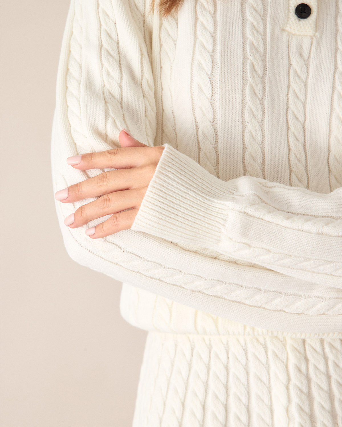 Λευκό Πουλόβερ Με Κουμπιά Σε Αντίθεση