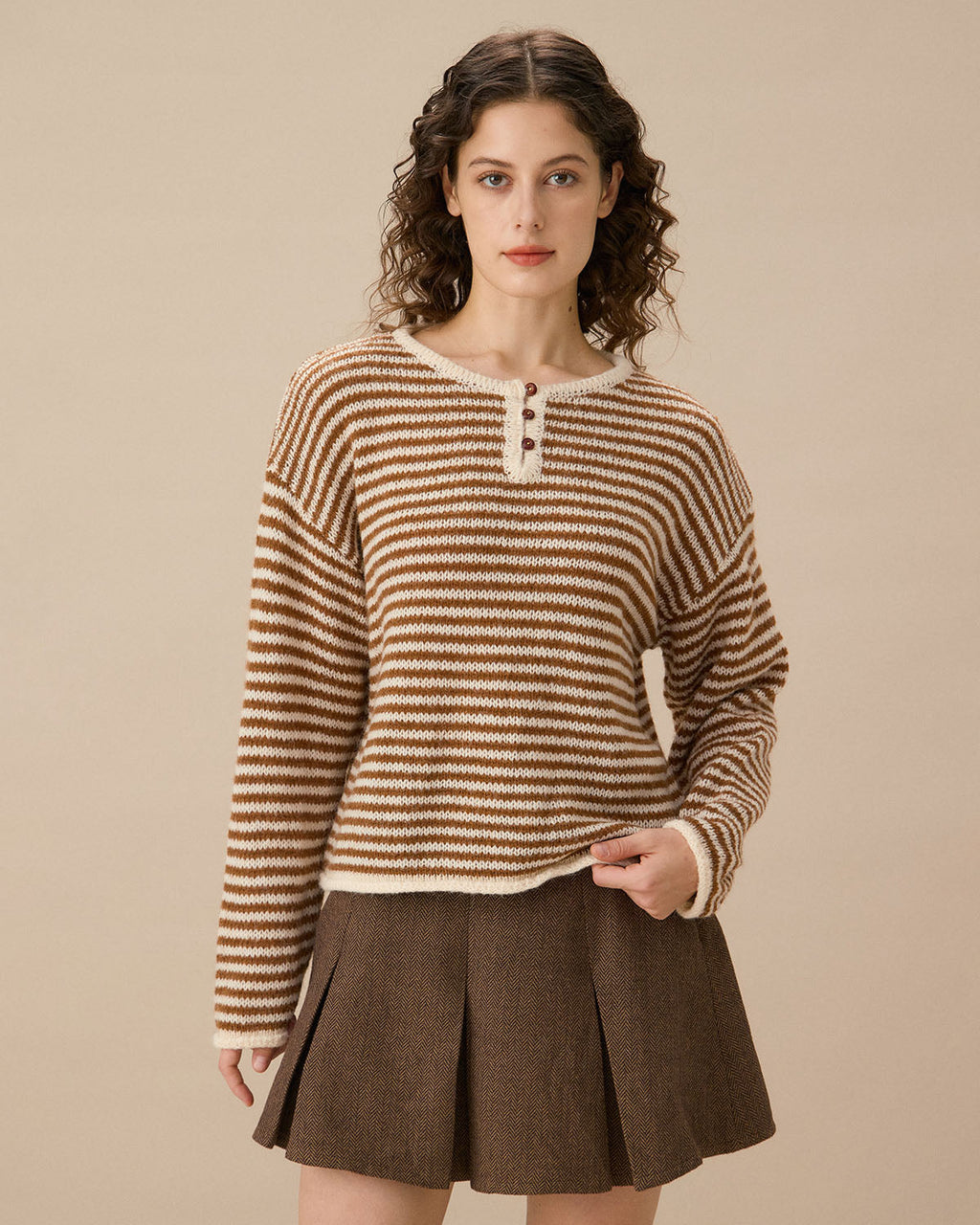 Καφέ Ριγέ Πουλόβερ Με Έξω Τους Ώμους