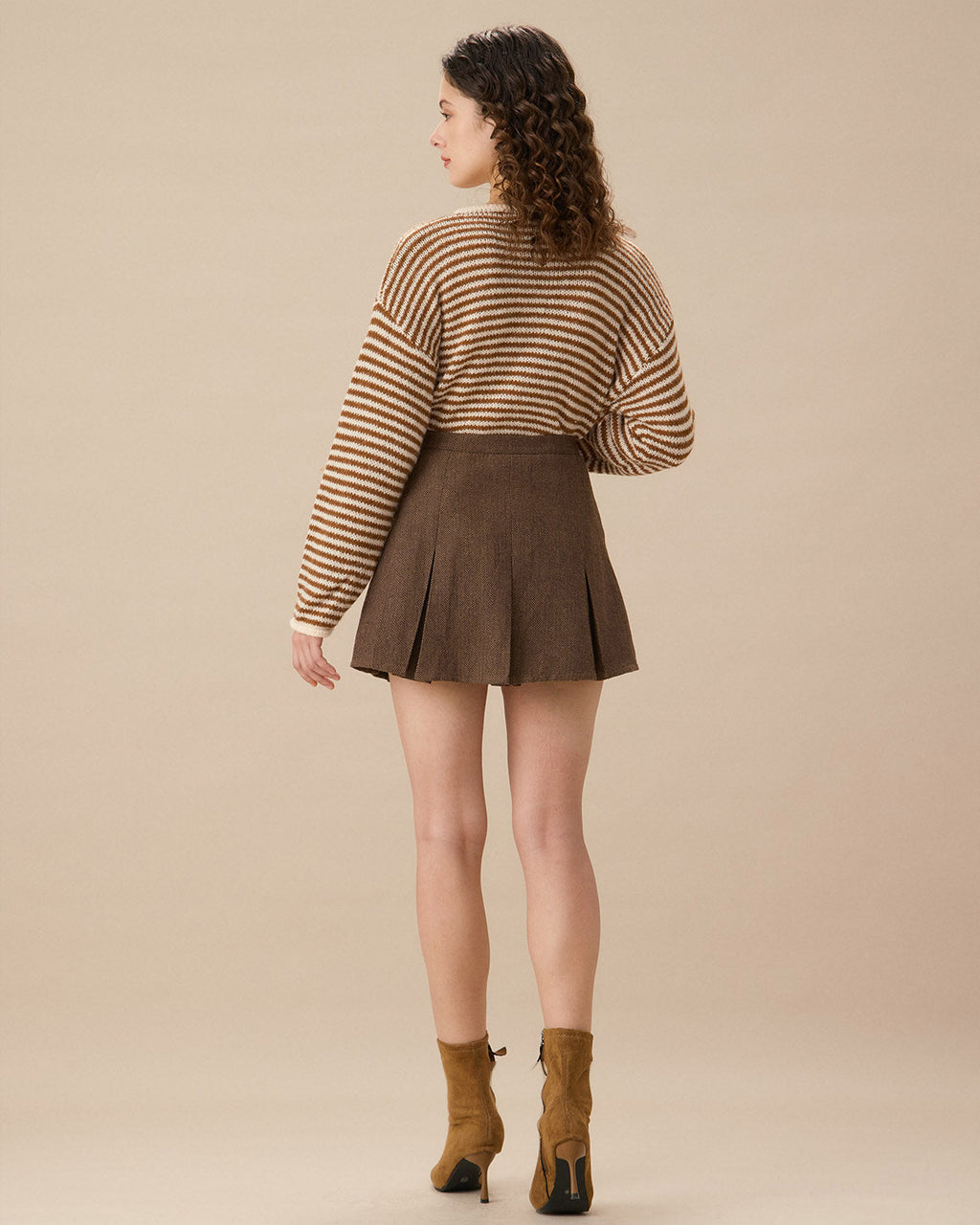 Καφέ Ριγέ Πουλόβερ Με Έξω Τους Ώμους