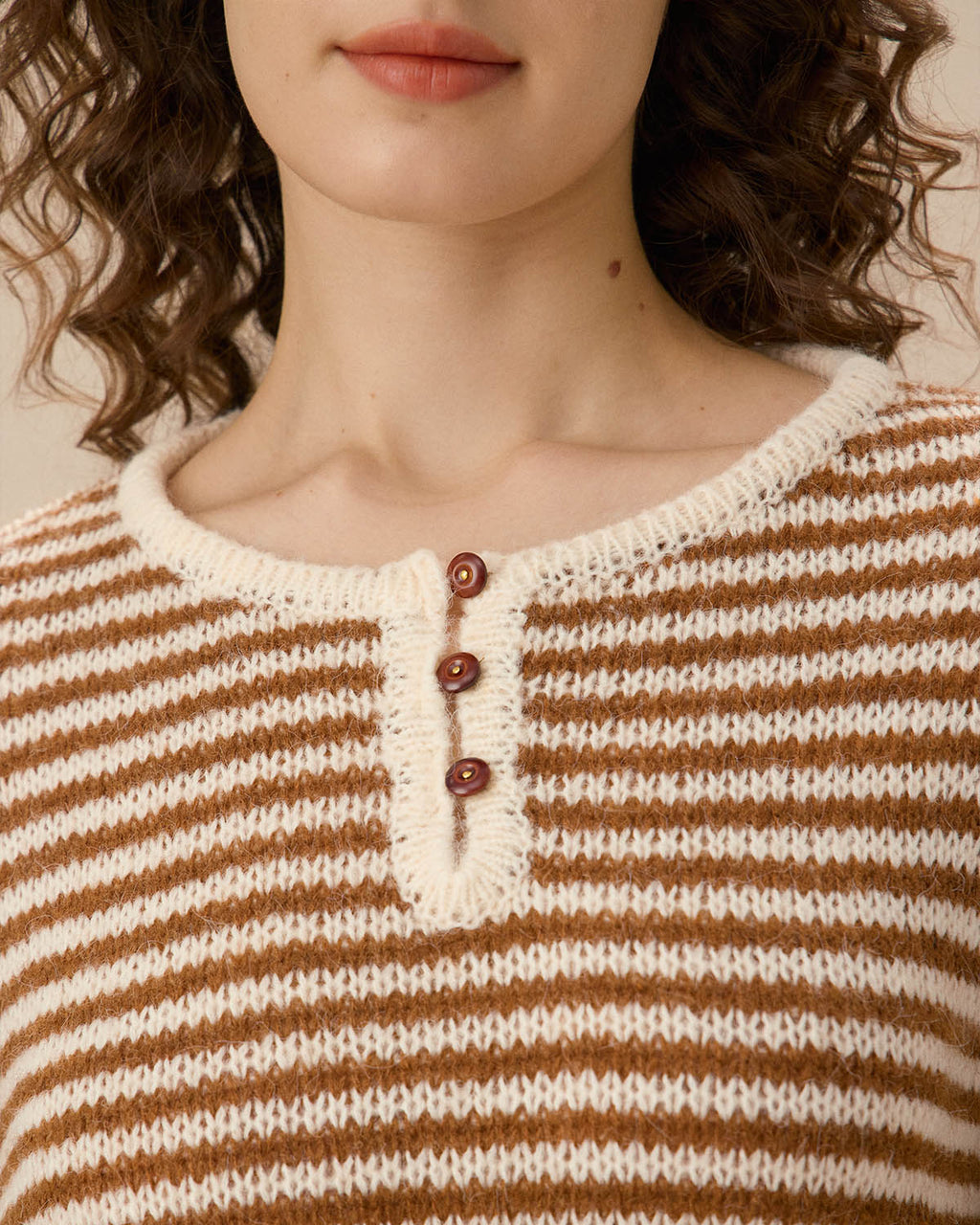 Καφέ Ριγέ Πουλόβερ Με Έξω Τους Ώμους