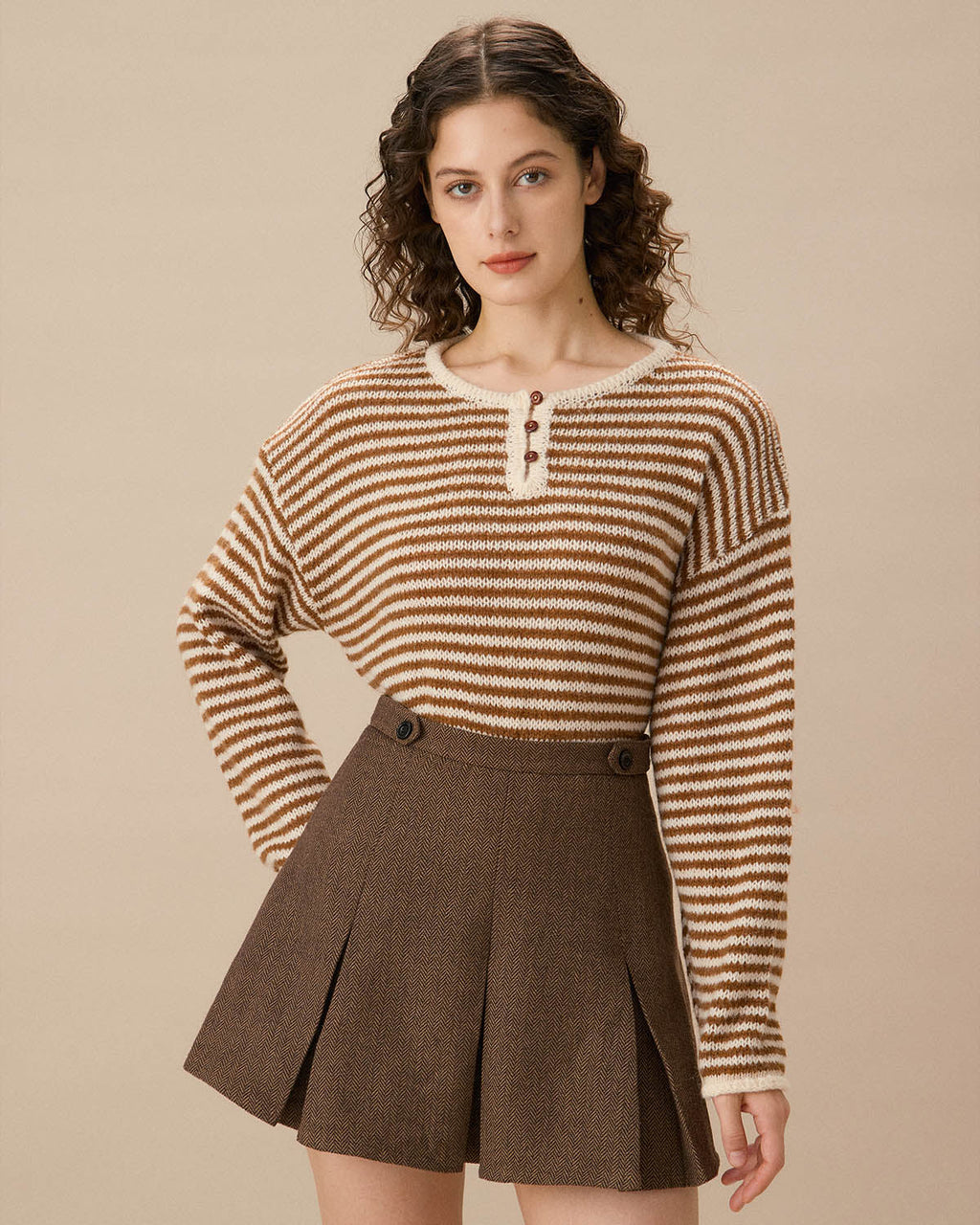 Καφέ Ριγέ Πουλόβερ Με Έξω Τους Ώμους