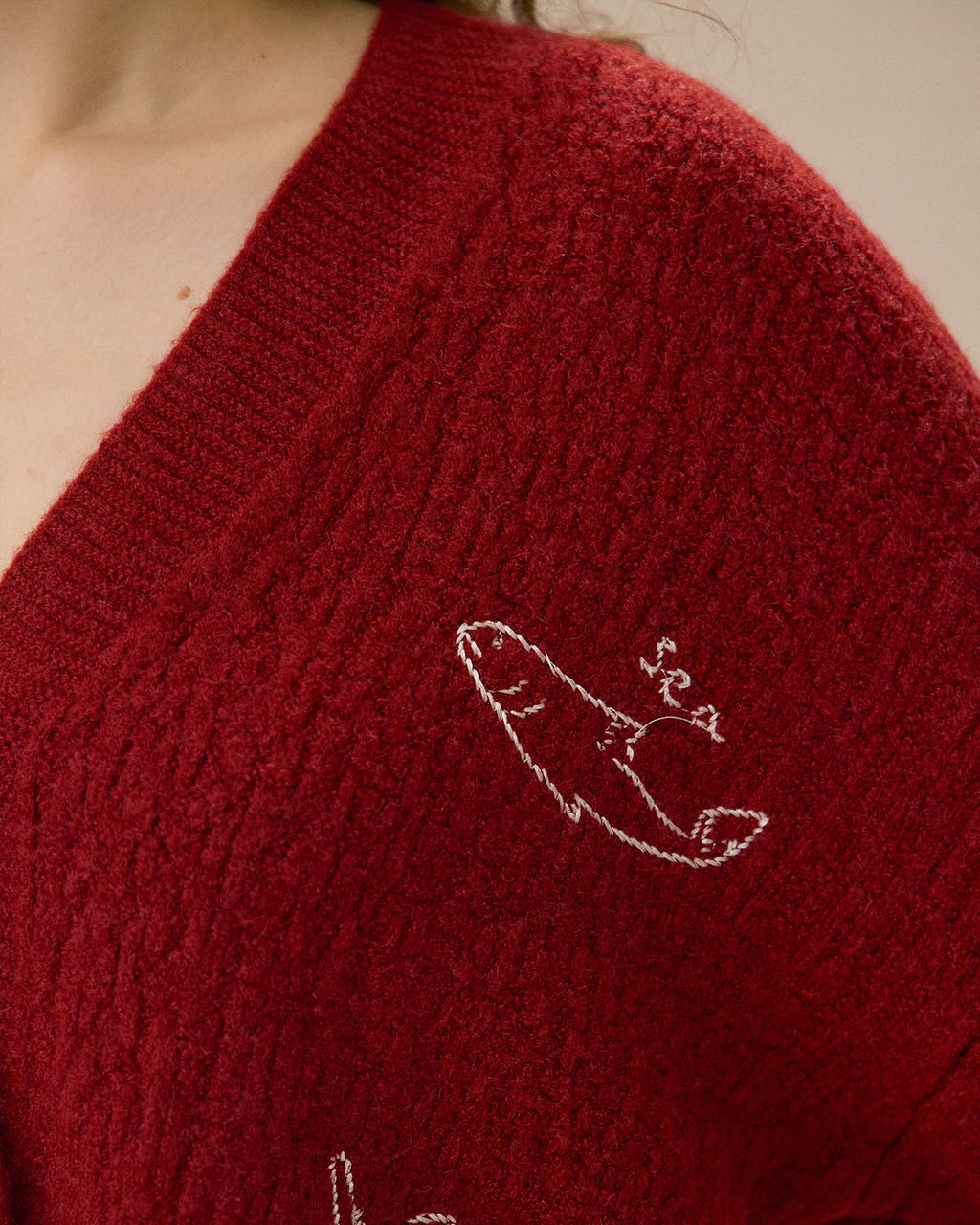 Κόκκινη Ζακέτα Με Κουμπιά Και Λαιμόκοψη V, Έξω Από Τους Ώμους