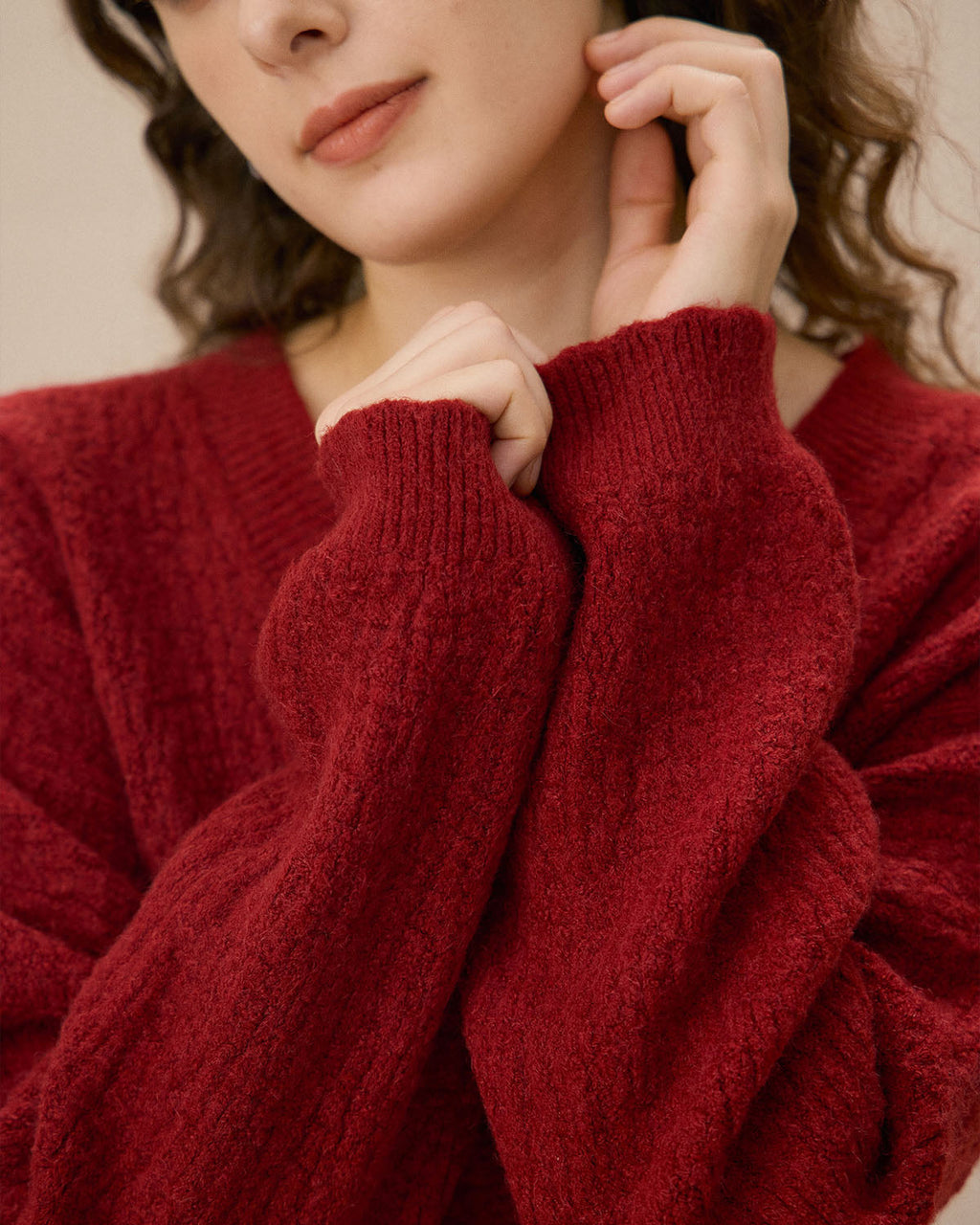 Κόκκινη Ζακέτα Με Κουμπιά Και Λαιμόκοψη V, Έξω Από Τους Ώμους