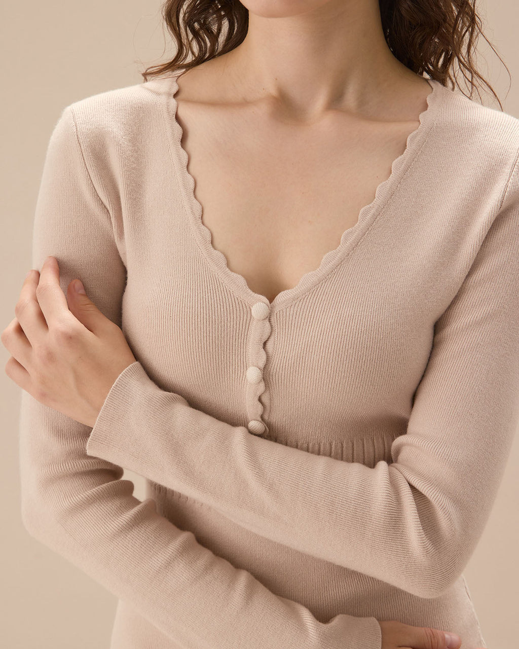 Μπεζ Φόρεμα-Πουλόβερ Με V Λαιμόκοψη Και Λάστιχο Στο Σώμα